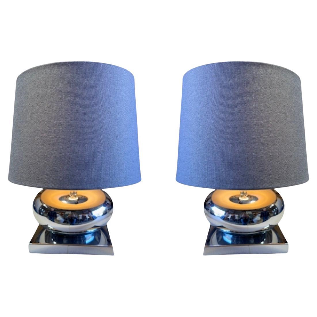 Lampes boules chromées de style milieu de siècle avec abat-jour gris foncé.  Ils sont plus courts et très intéressants lorsqu'ils sont installés.  - idéal pour les bibliothèques, les tables, les bureaux et bien plus encore.  

Pour consulter