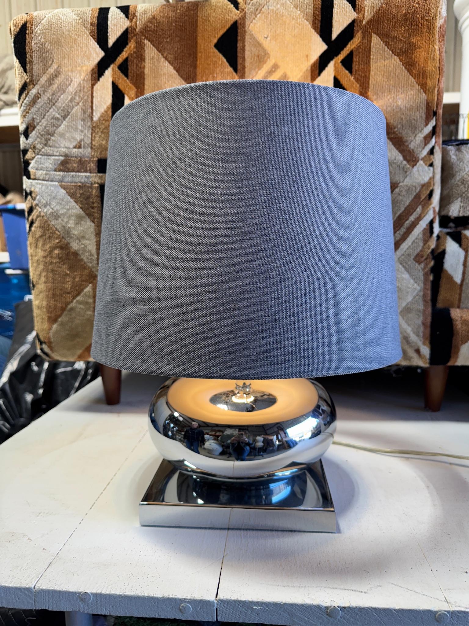 Lampes chrome avec abat-jour Bon état - En vente à Wichita, KS