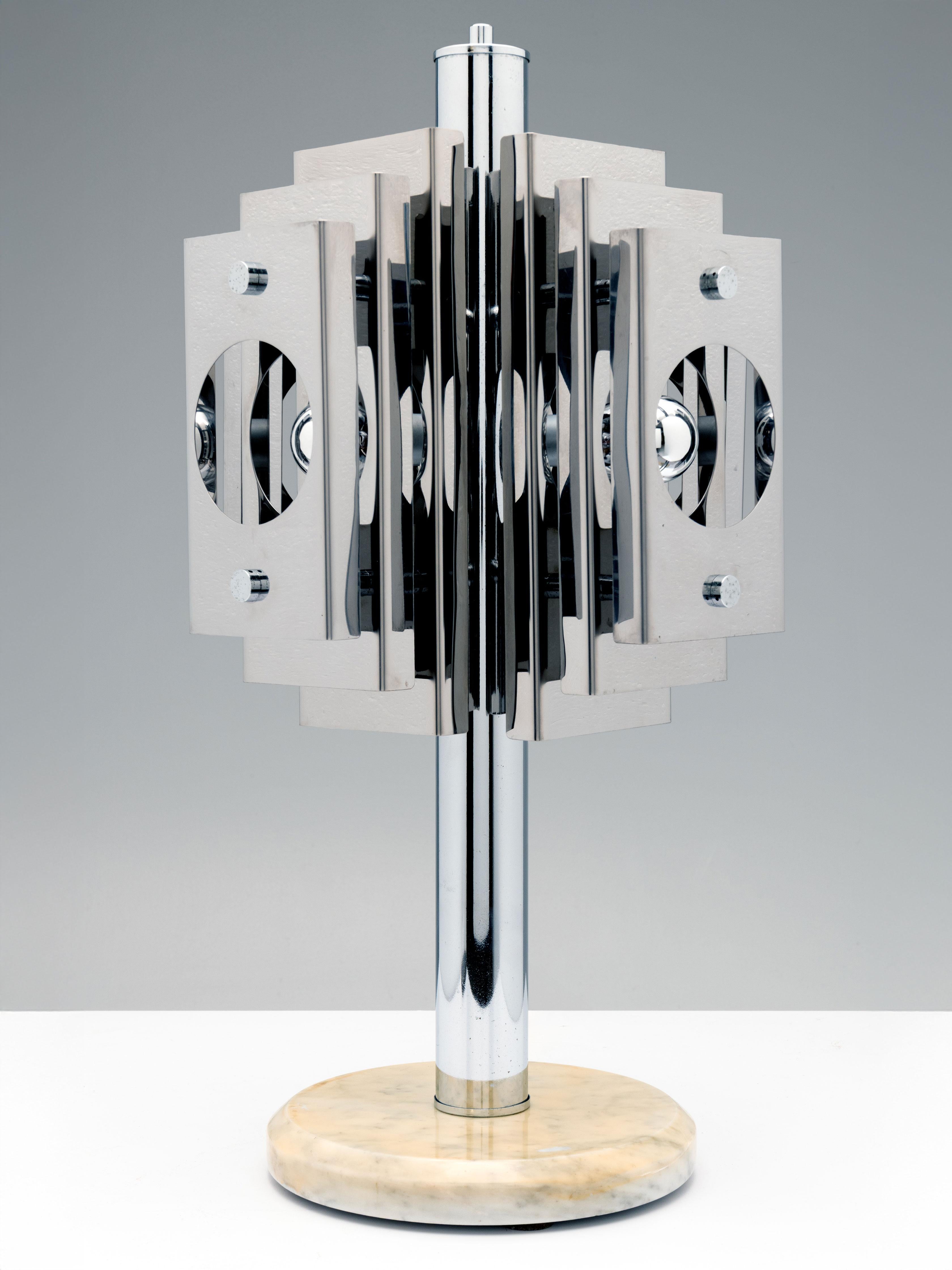 Space Age Lampada da tavolo italiana a strati cromati in vendita