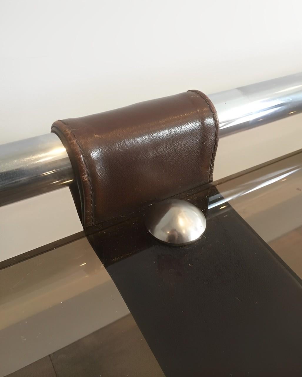 Mesa baja de cromo, cuero y cristal ahumado Francés en venta