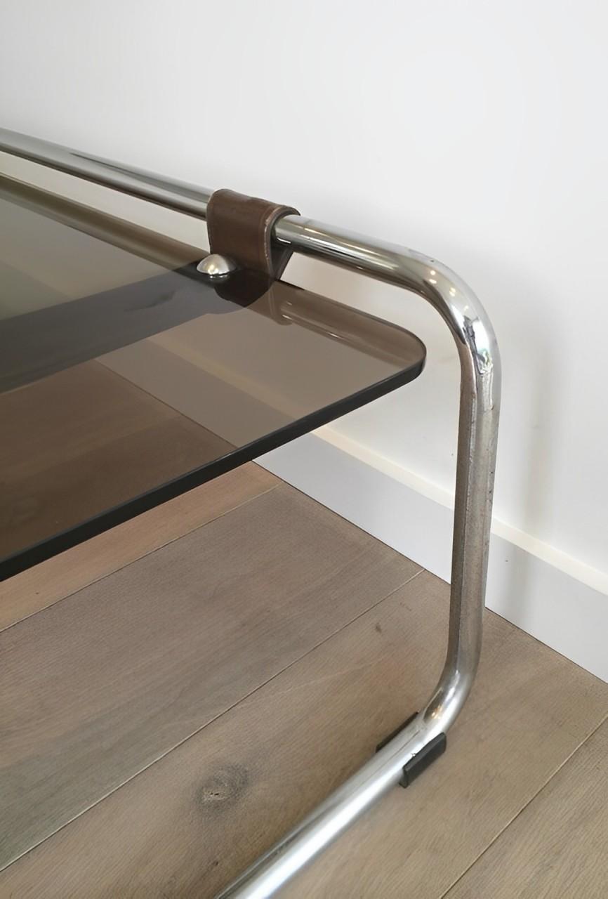 Mesa baja de cromo, cuero y cristal ahumado mediados del siglo XX en venta