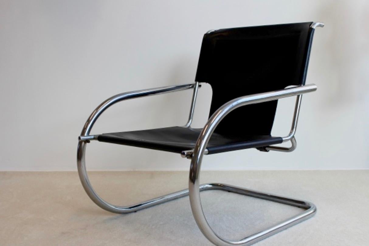 Unique and comfortable cantilever chair made by Arrben Italy. This company was specialized in making handmade leather furniture with high ergonomic quality. Leather is in very good quality with perfect patina. Chrome is in perfect condition. We have