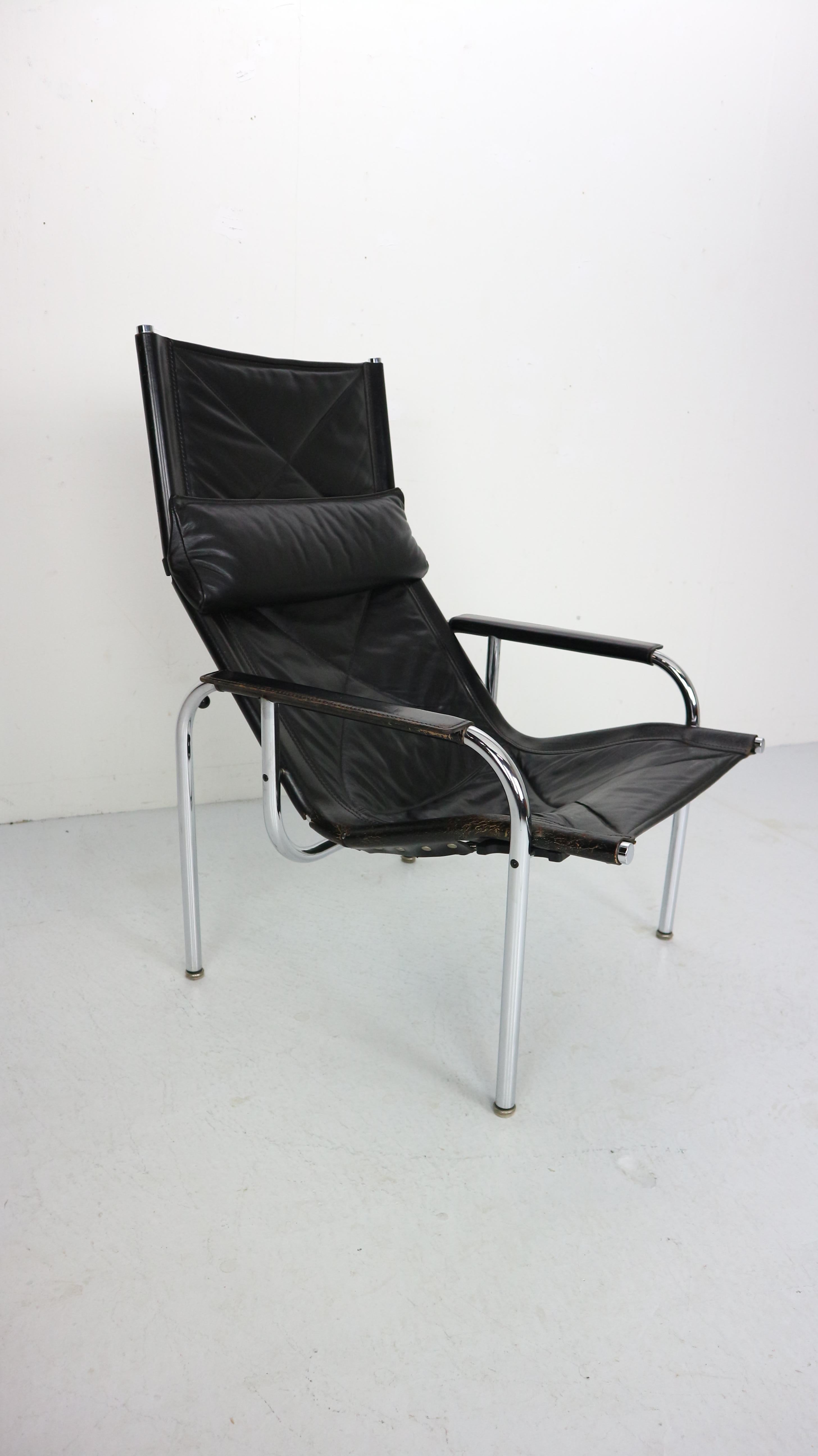 Hans Eichenberger easy chair for Strassle designed in 1978 Switzerland.

This lounge chair has chrome frame and stitched black harness leather, brass details in a very good vintage condition. The lounge chair can be set in three different