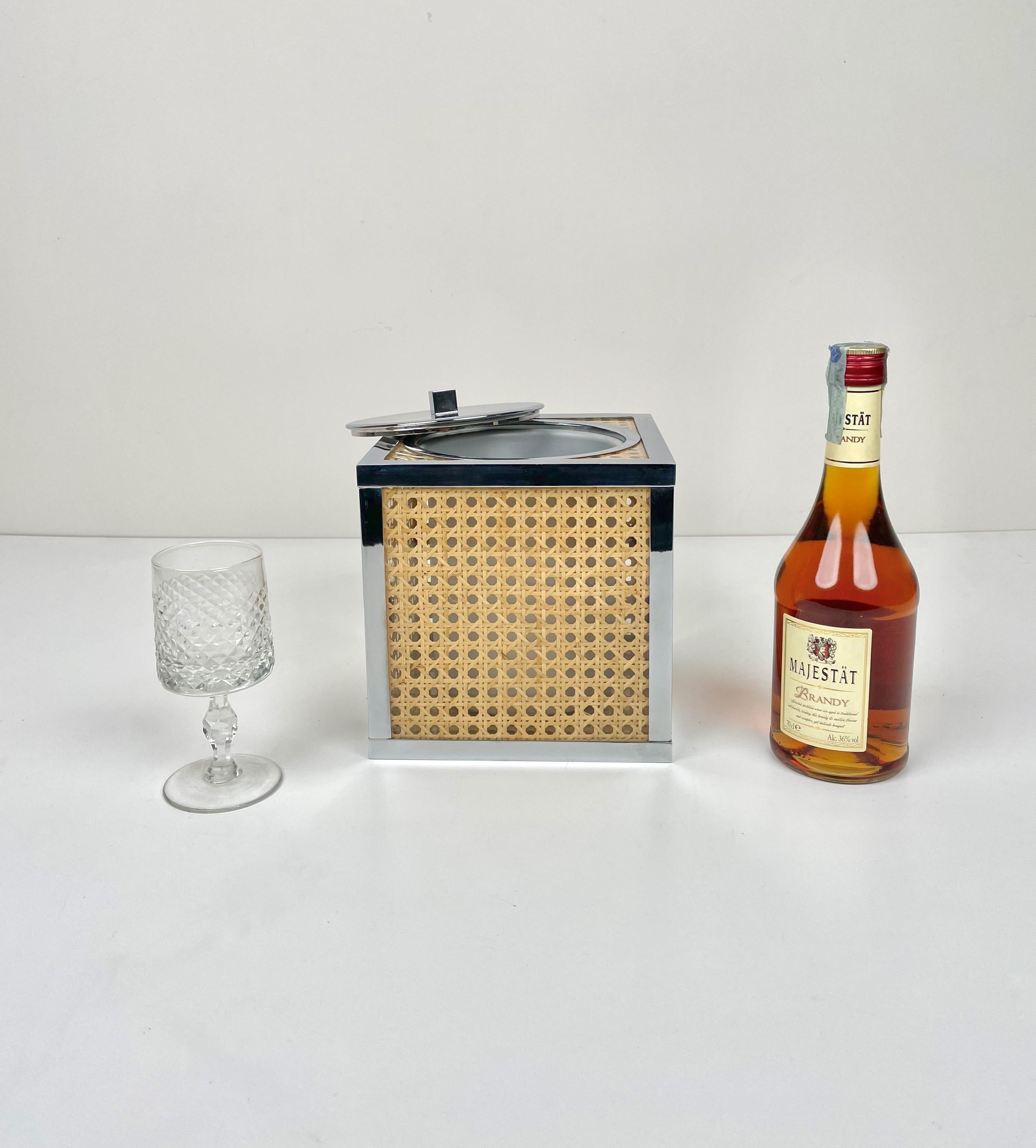 Chrome Lucite Wicker Rattan Barware Ice Bucket Christian Dior Style France 1970s In Good Condition For Sale In Rome, IT