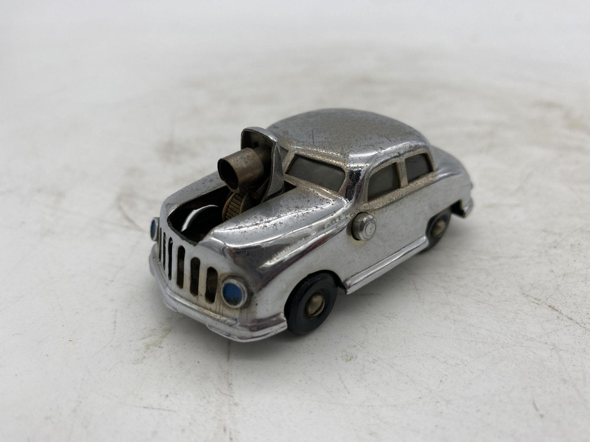 Figural Lucky Car Automobile Cigarette table lighter made in occupied Japan.

Condition is good with wear to the middle portion that pops up appropriate for age and use. Comes in working condition just add fluid.

Measuring: 2-3/4