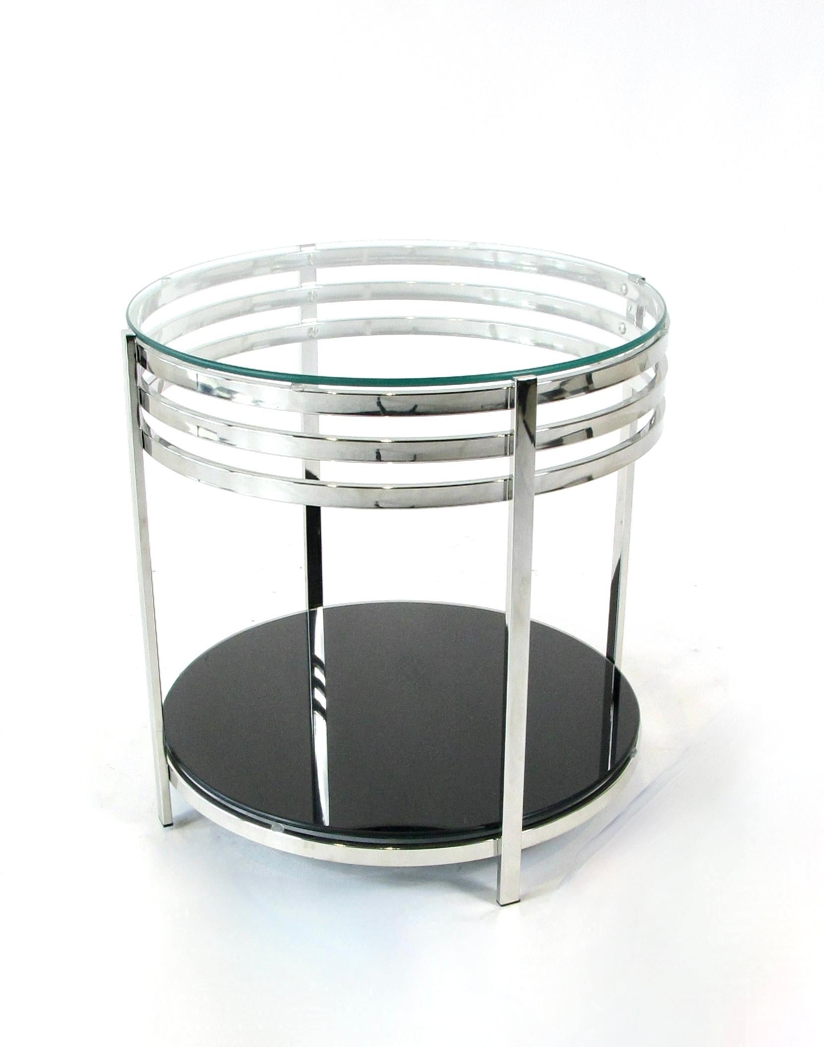 Lucidato Tavolino rotondo in stile Machin cromato con piano in vetro in vendita