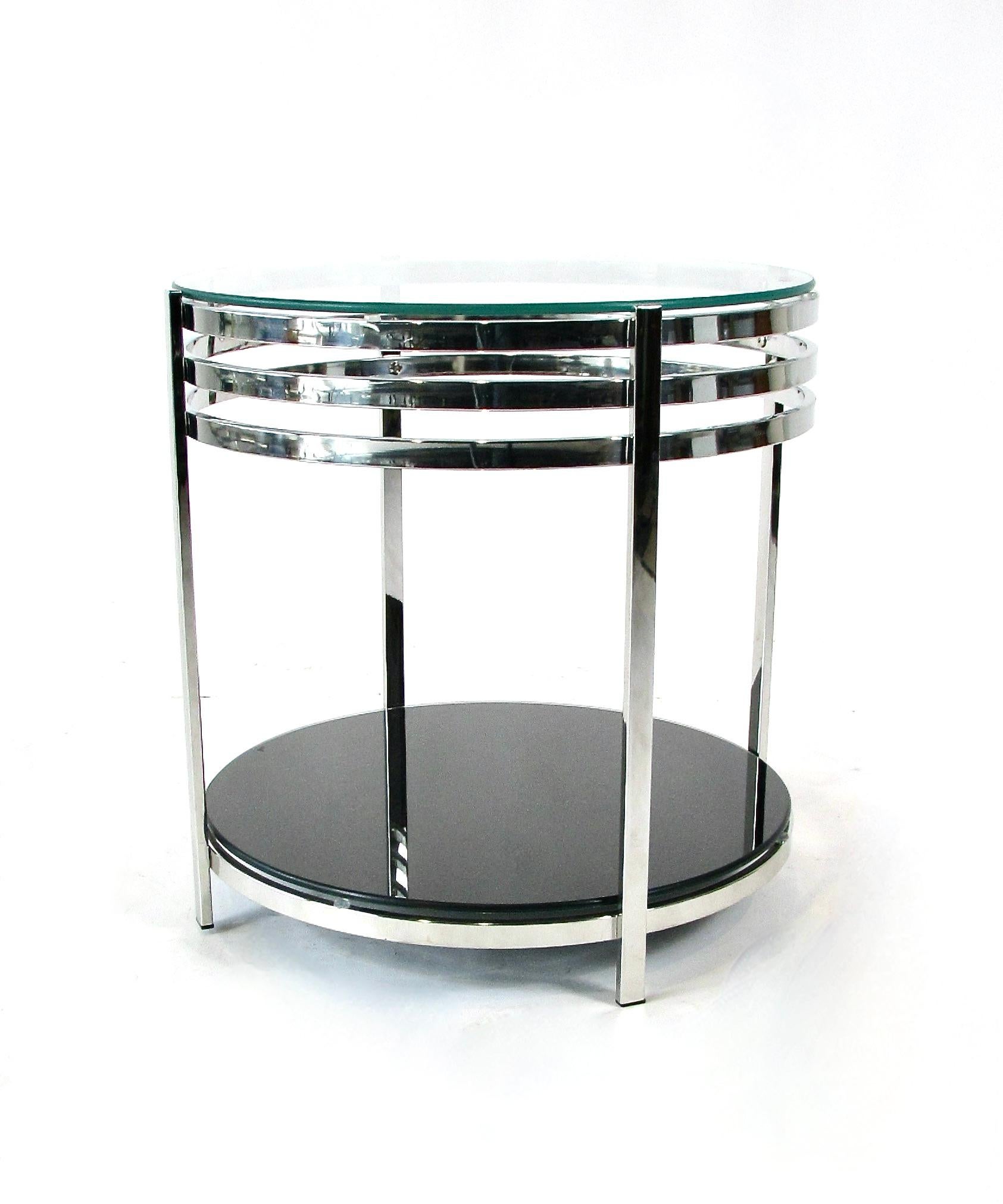 Tavolino rotondo in stile Machin cromato con piano in vetro In condizioni buone in vendita a Ferndale, MI