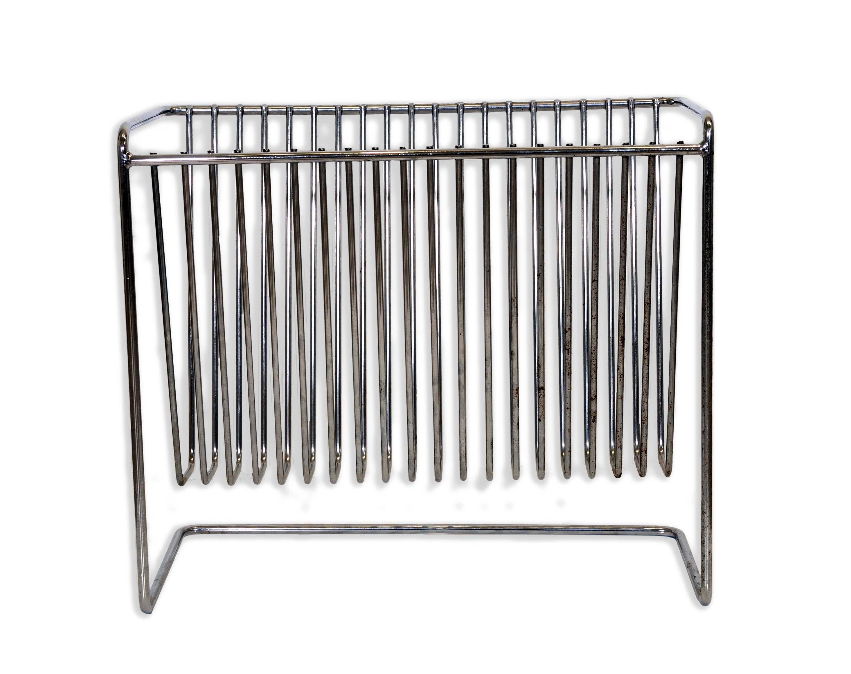 Elegante e pratico, questo portariviste cromato di Arthur Umanoff è un perfetto esempio di design postmoderno. L'elegante struttura aperta mette in mostra l'abilità di Umanoff nel combinare forma e funzione, offrendo un'elegante soluzione per