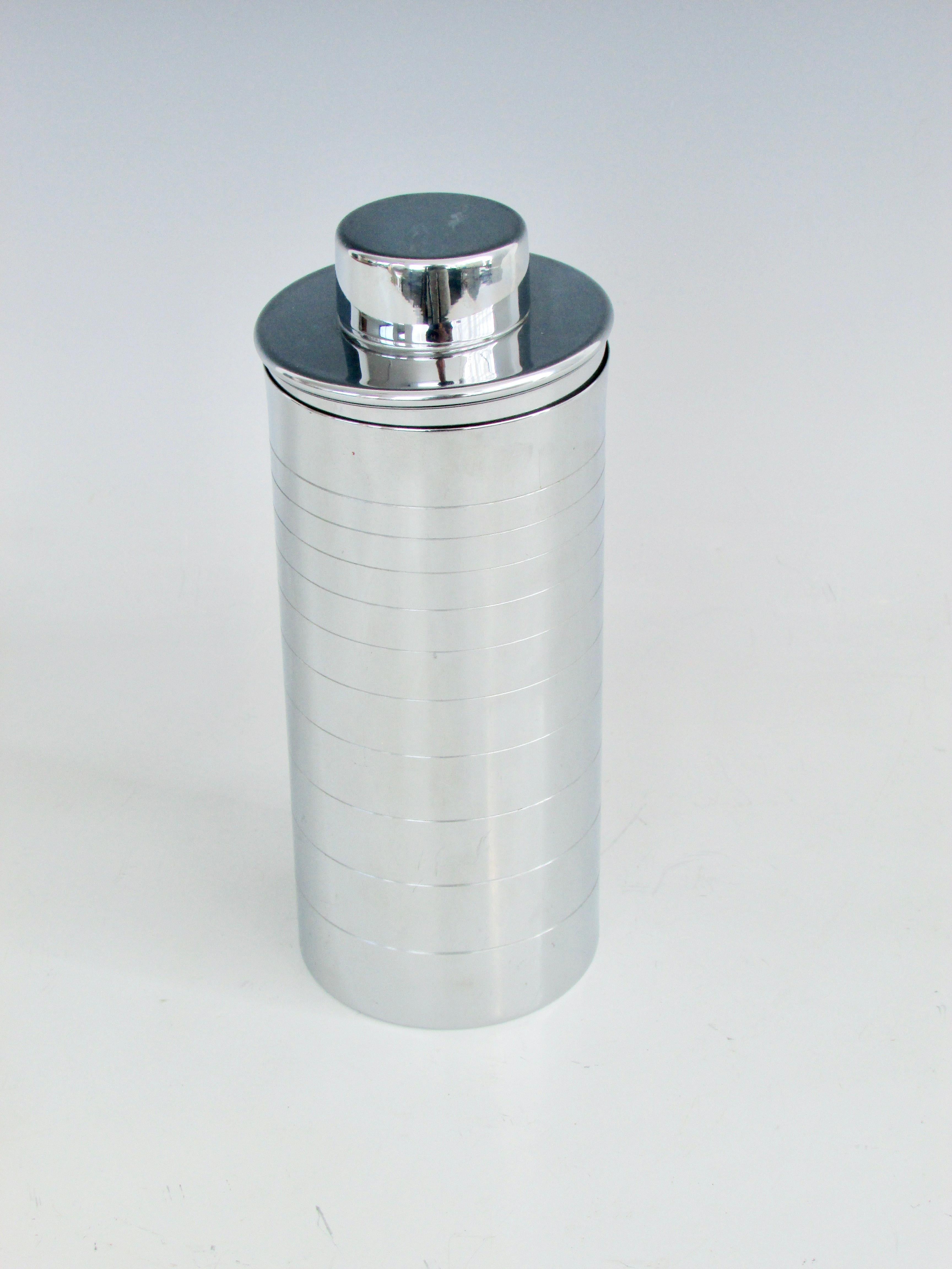 Chrome Manning Bowman Art Deco Machine Age Cocktail Shaker In Good Condition In Ferndale, MI