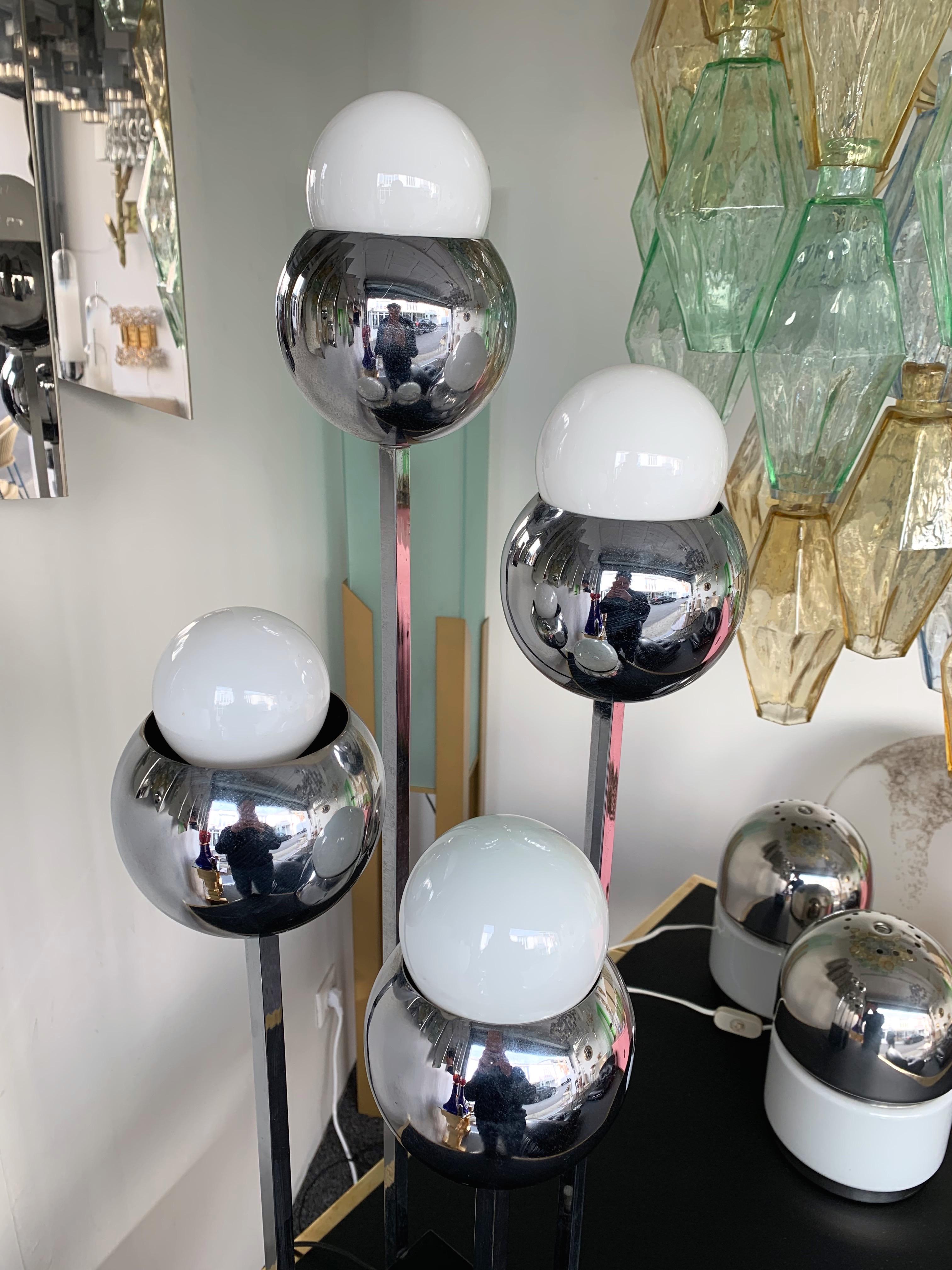 American Chrome Metal Ball Lamp by Robert Sonneman. 1970s For Sale