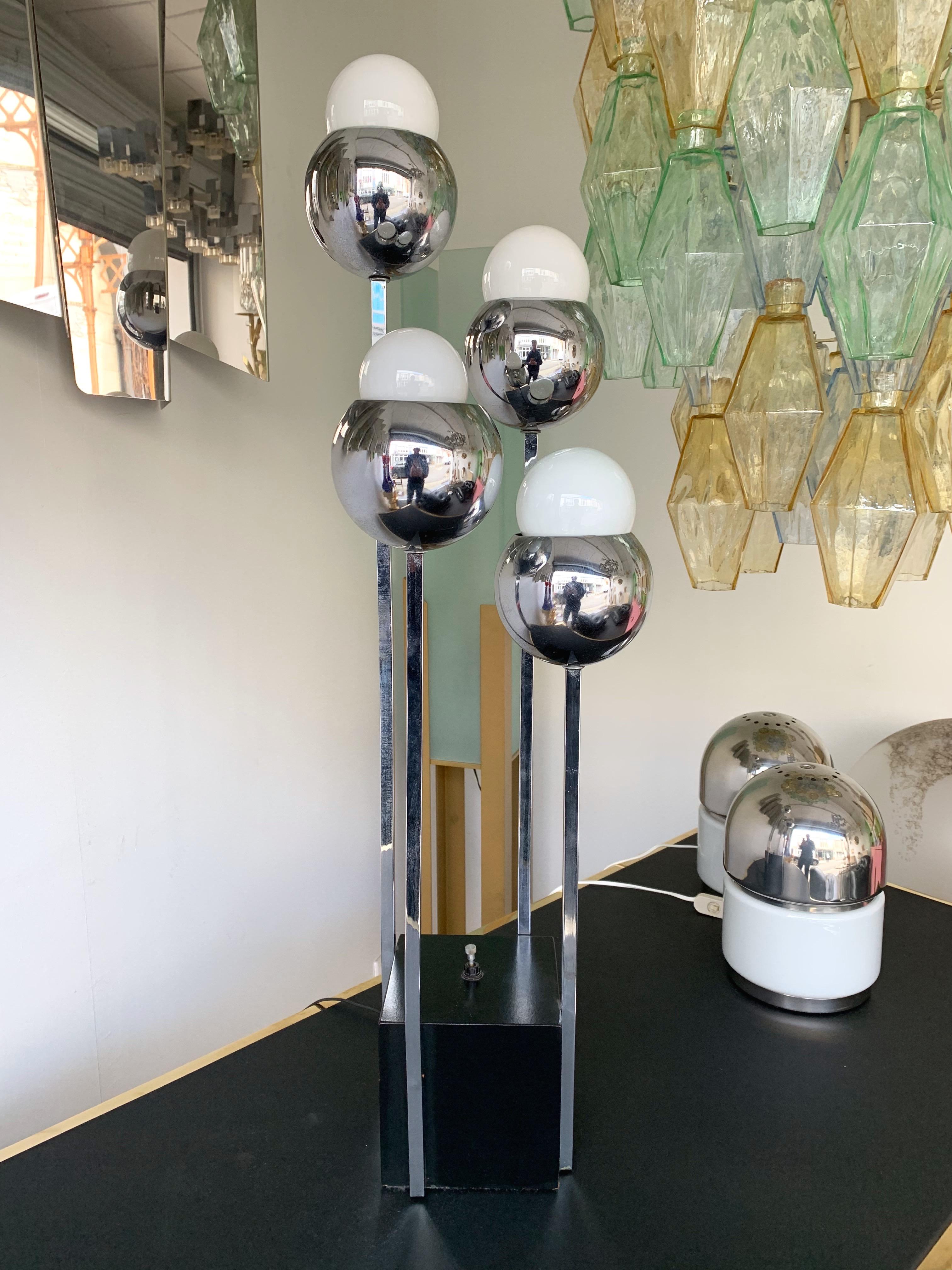 Chrome Metal Ball Lamp by Robert Sonneman. 1970s In Good Condition For Sale In SAINT-OUEN, FR