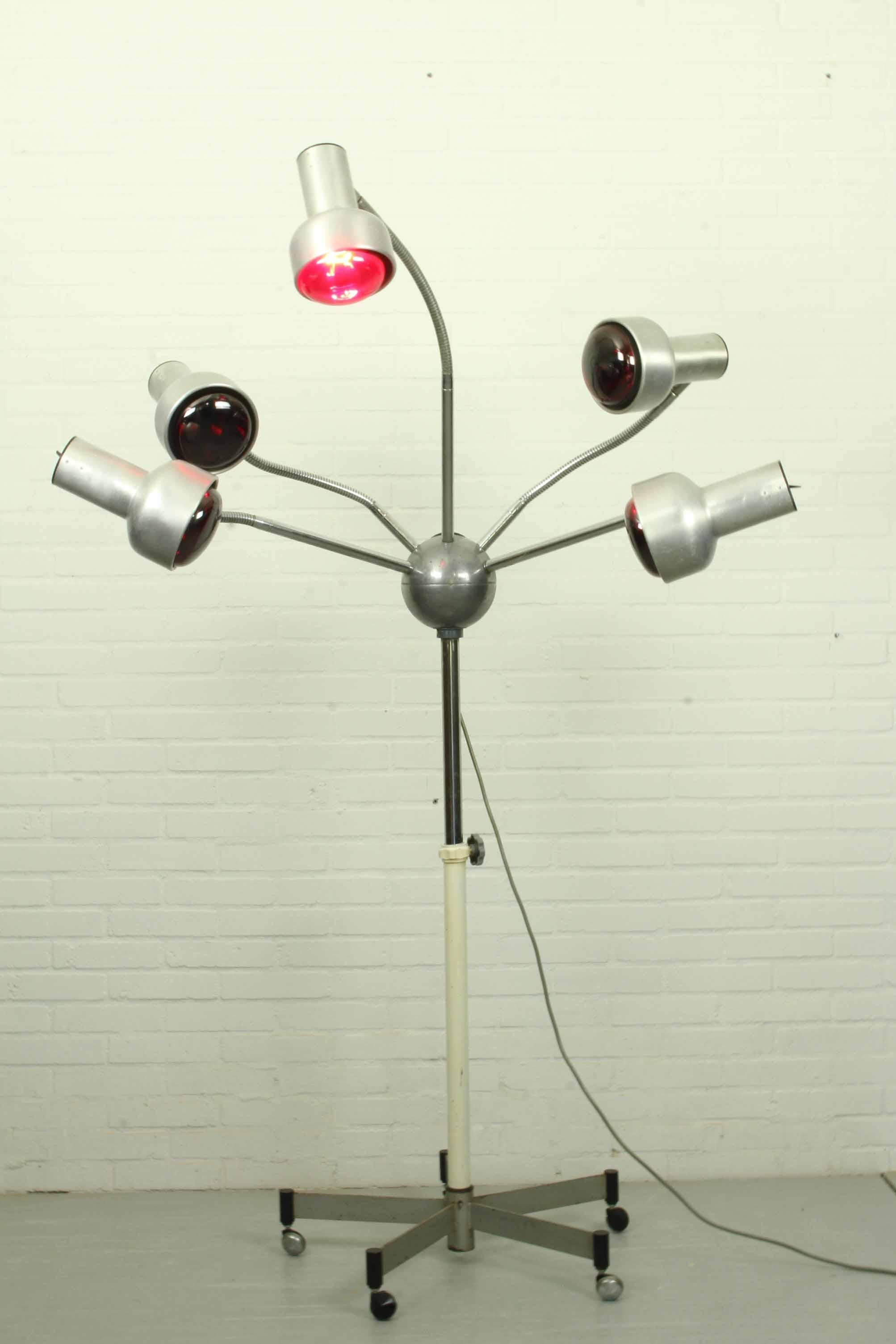 Mid-Century Modern Lampe à cinq bras réglable en chrome mi-siècle moderne, sur socle à roue en vente