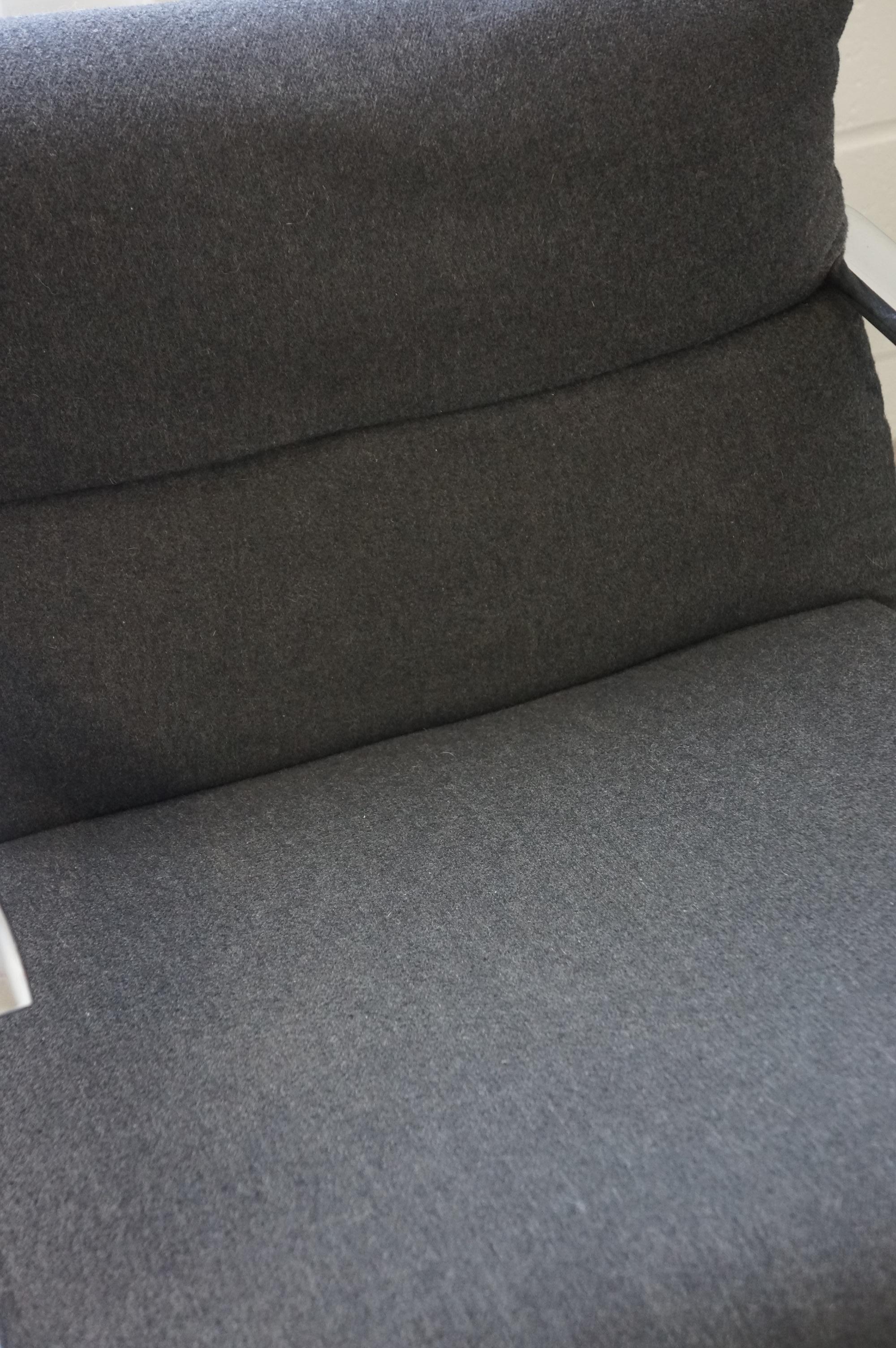 Verchromter Mid Century Modern Lounge Chair im Zustand „Relativ gut“ im Angebot in Toronto, ON