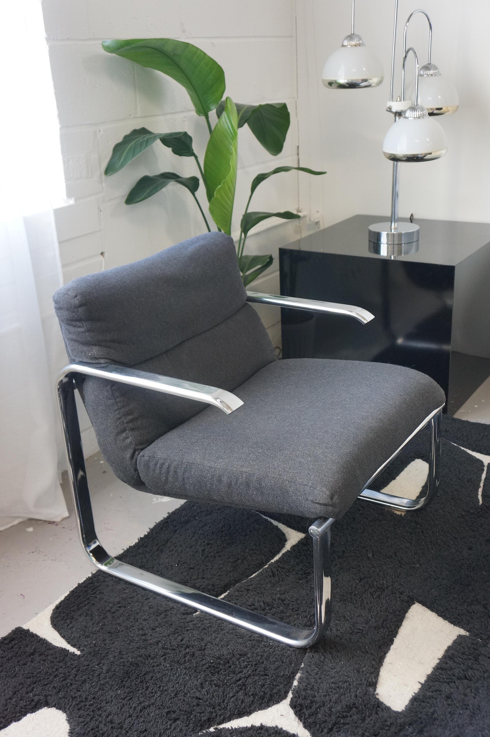 Verchromter Mid Century Modern Lounge Chair im Angebot 1