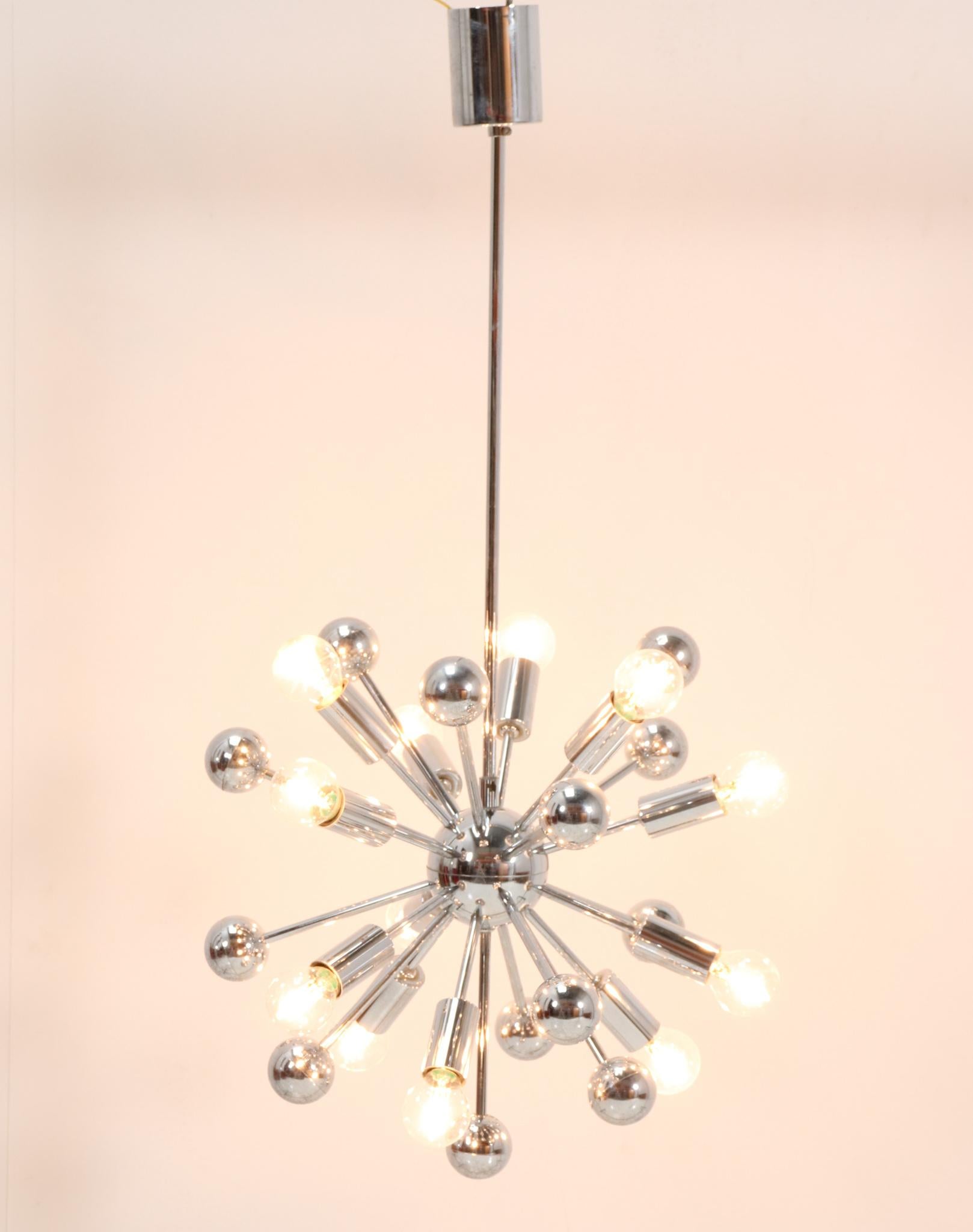 Stunning Mid-Century Modern Sputnik chandelier.
Striking French design from the 1970s.
This wonderful Mid-Century Modern Sputnik chandelier
is made of chromed steel.
Rewired with ten original sockets for E-14 light bulbs.
In very good condition