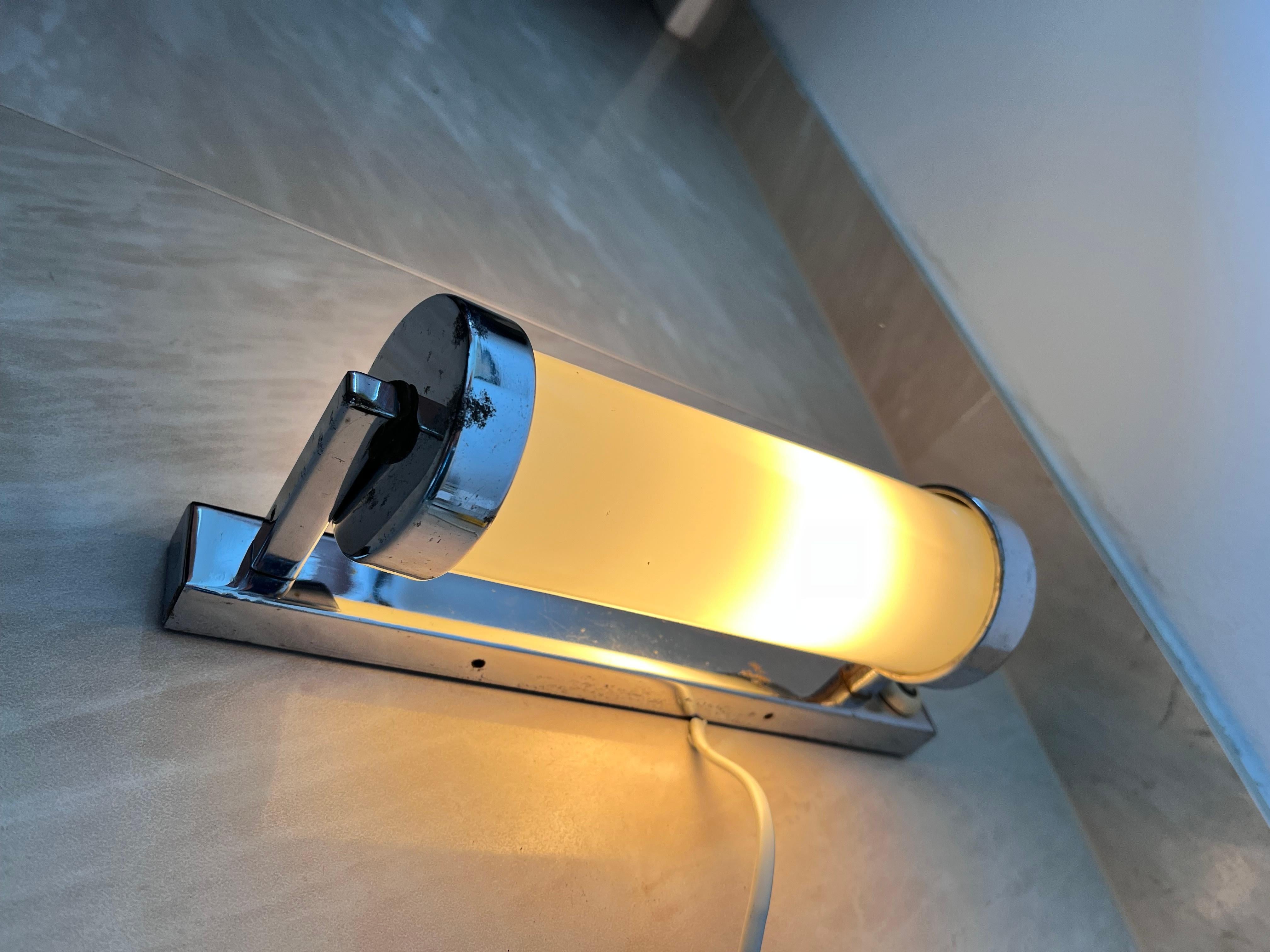 Tchèque Verre à lait chromé  Lampe murale fonctionnelle Bauhaus, années 1930 en vente