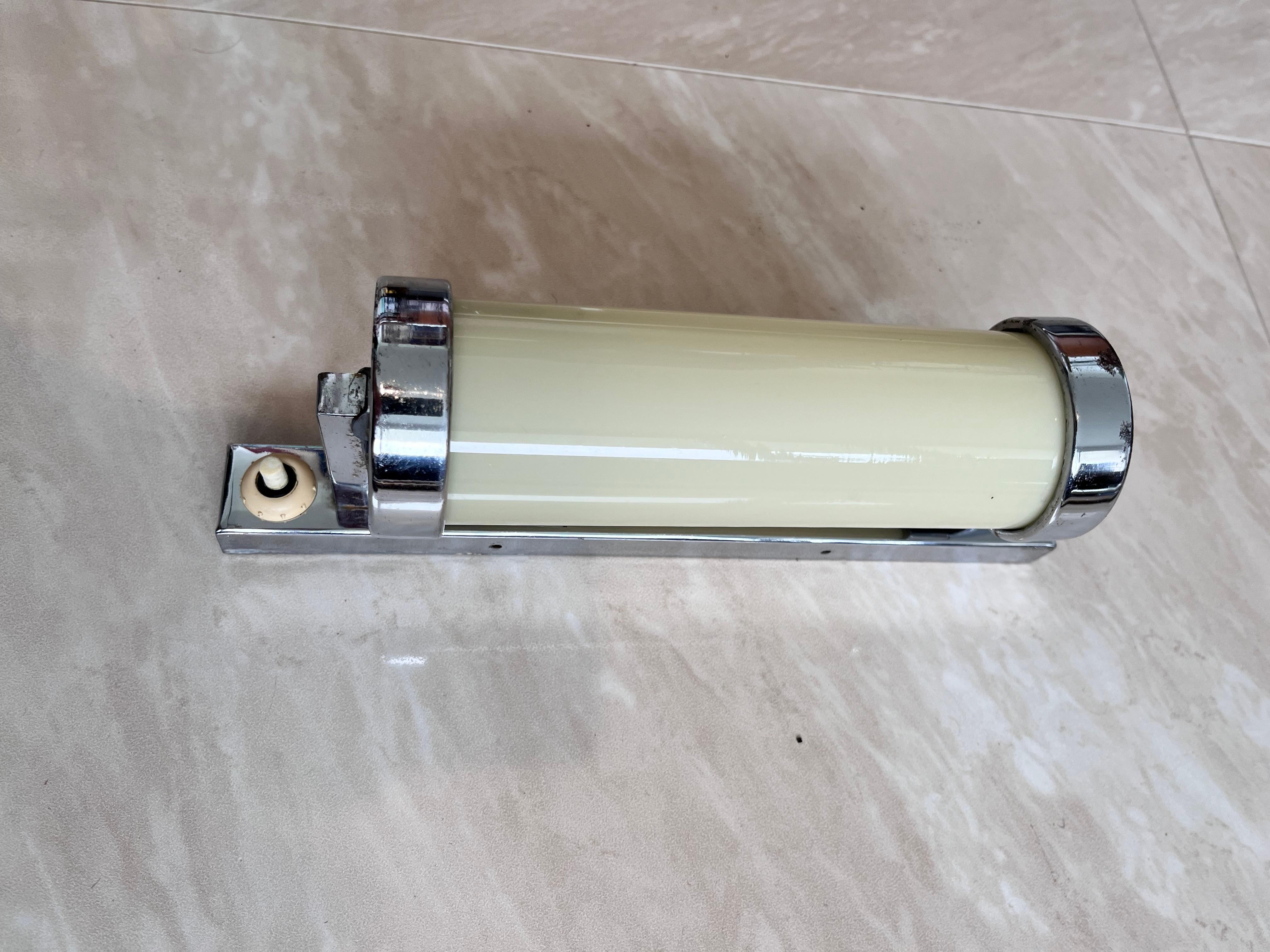 Verre à lait chromé  Lampe murale fonctionnelle Bauhaus, années 1930 Bon état - En vente à Praha, CZ