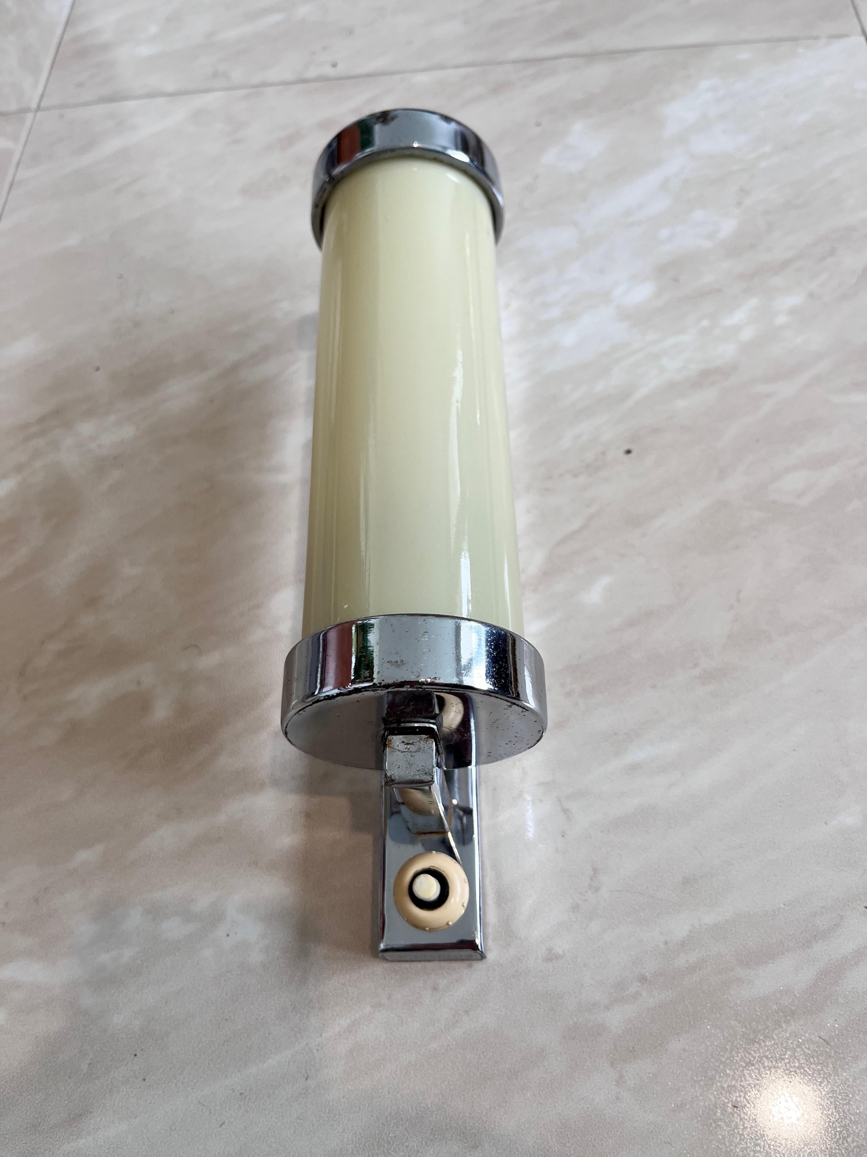 Milieu du XXe siècle Verre à lait chromé  Lampe murale fonctionnelle Bauhaus, années 1930 en vente
