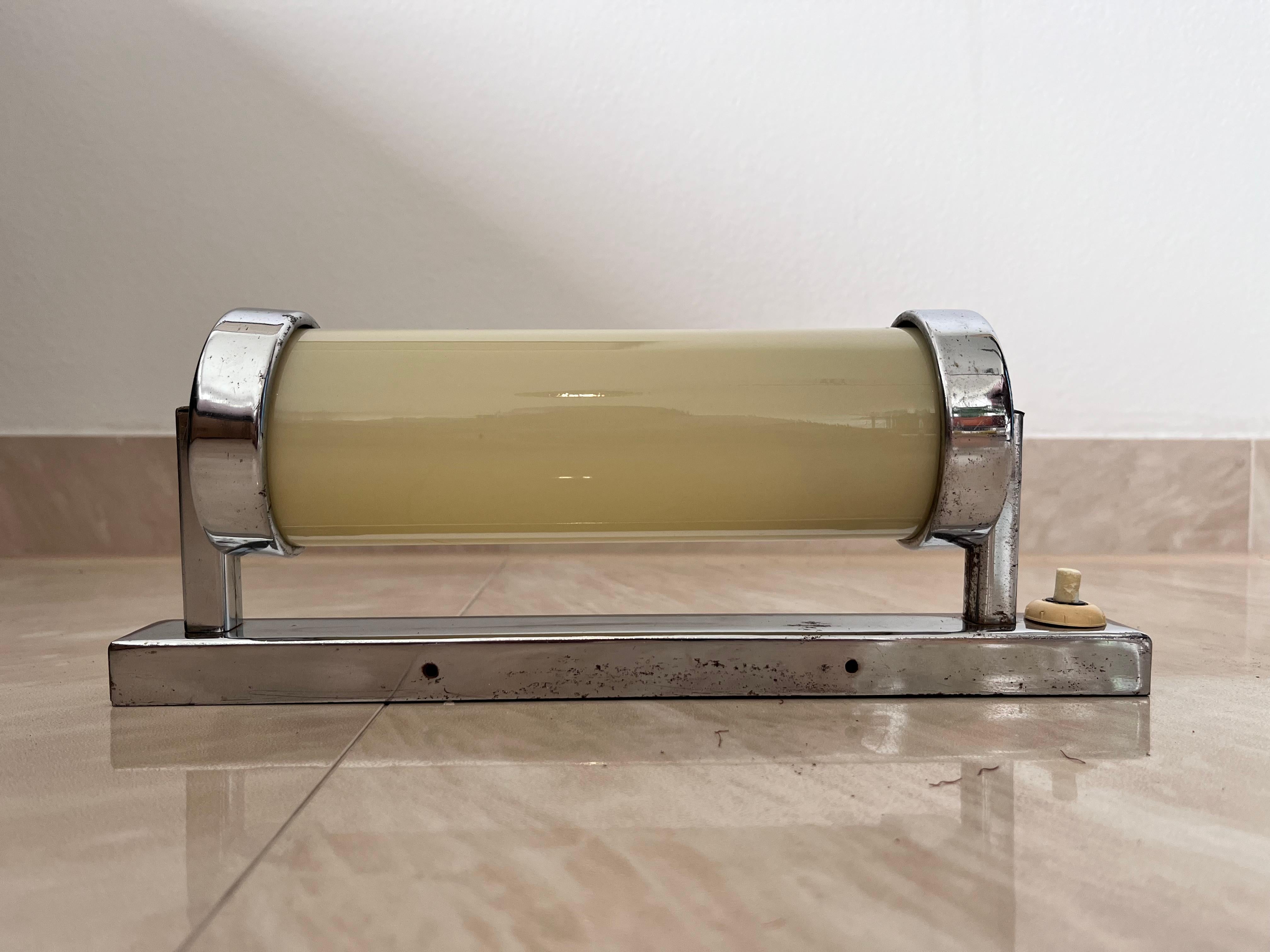 Verre à lait chromé  Lampe murale fonctionnelle Bauhaus, années 1930 en vente 1