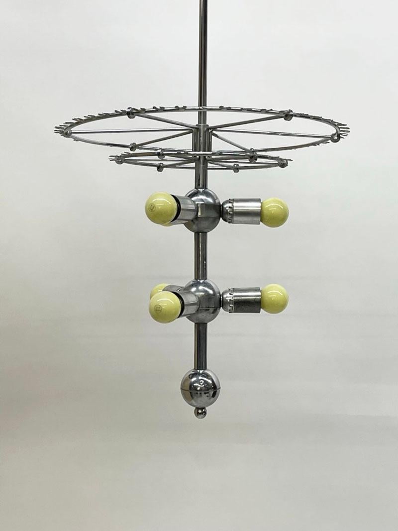 Lampe à suspension molécule chromée, 1970 en vente 2