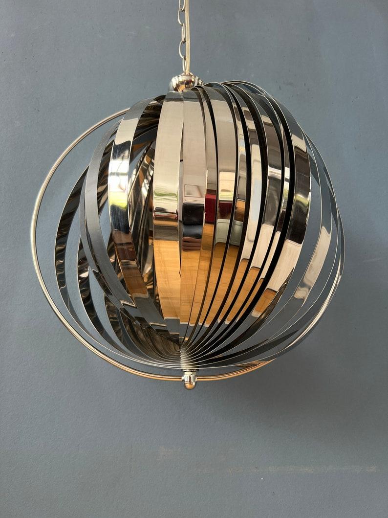 Lampe suspendue en forme de lune en chrome dans le style d'Henri Mathieu et Verner Panton, 1970 Excellent état - En vente à ROTTERDAM, ZH