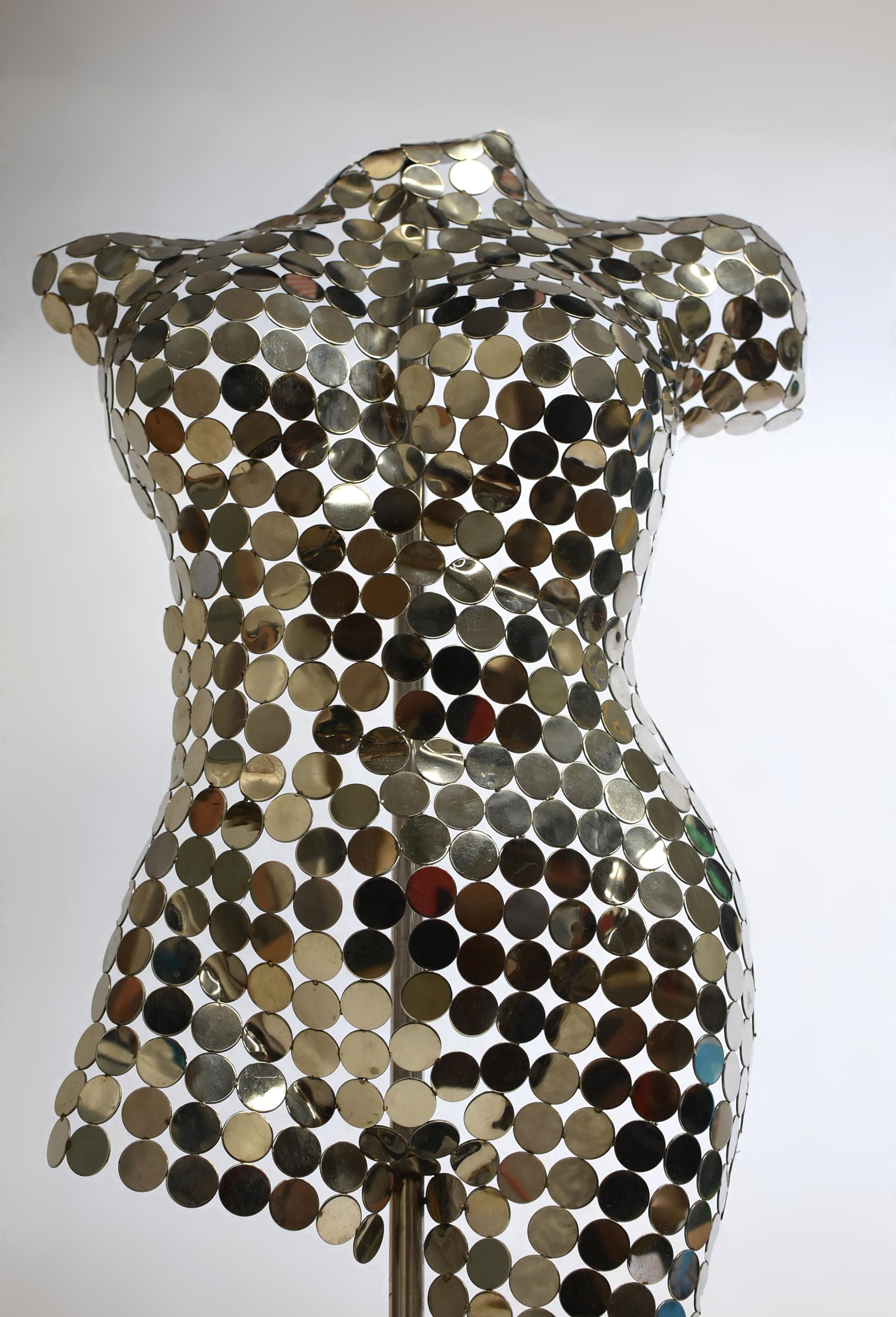 Maniquí Escultura Cromada Cuerpo de Mujer Desnudo sobre Base de Granito siglo XX en venta