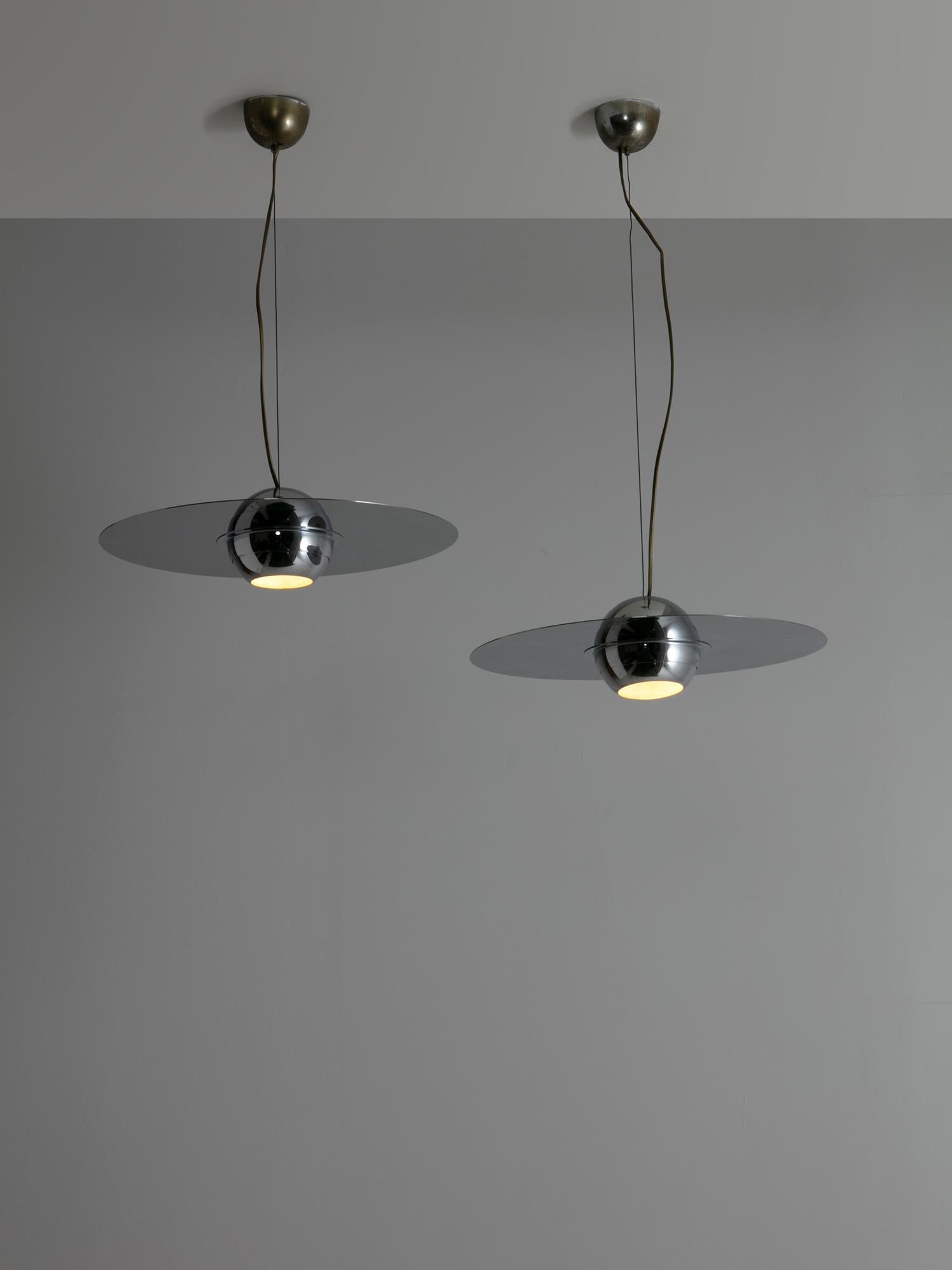 Rare set of two Padacroma pendants by Sergio Mazza and Giuliana Gramigna for Quattrifolio.
Large polished stainless steel disc hosting a direction-adjustable inside cap.