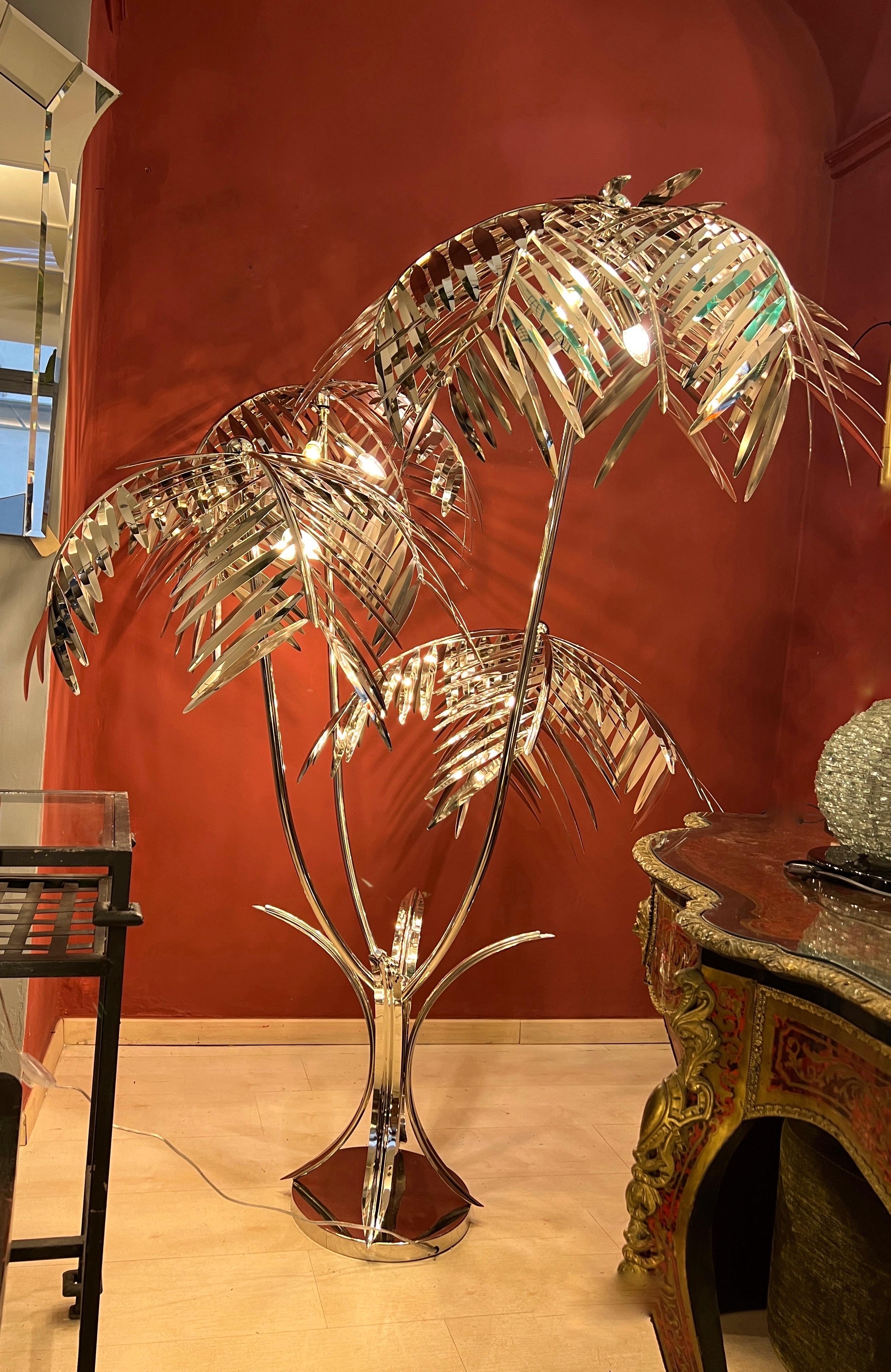Stehleuchte Palme aus Chrom.
Ein hochdekoratives Objekt, das sowohl als Skulptur als auch als Stehleuchte dient.
Die Lampe verfügt über 9 Lichter und kann für den Versand leicht zerlegt werden.