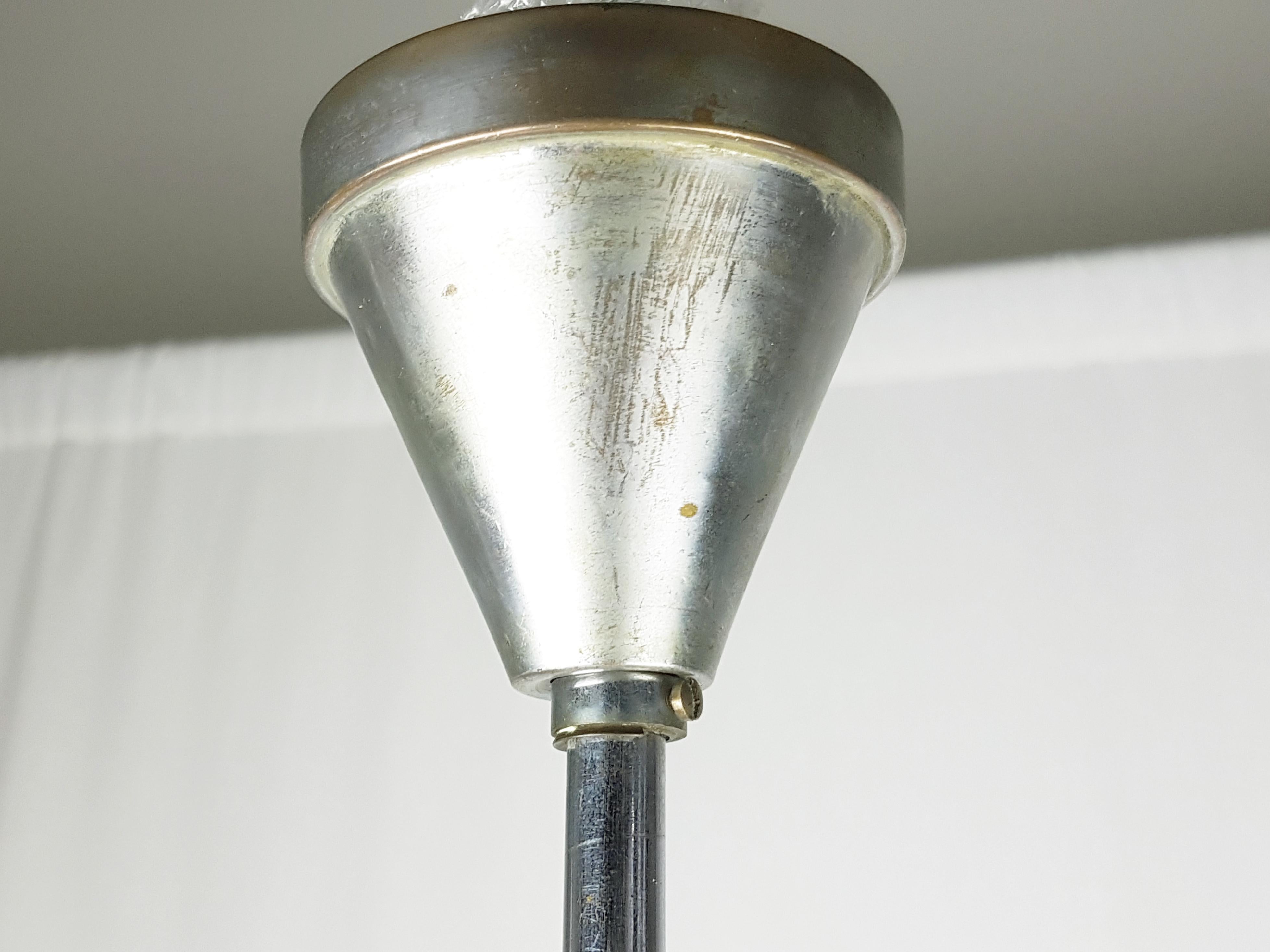 Lampada a sospensione degli anni '30 in vetro cromato e opalino di Otto Müller per Megaphos In condizioni buone in vendita a Varese, Lombardia