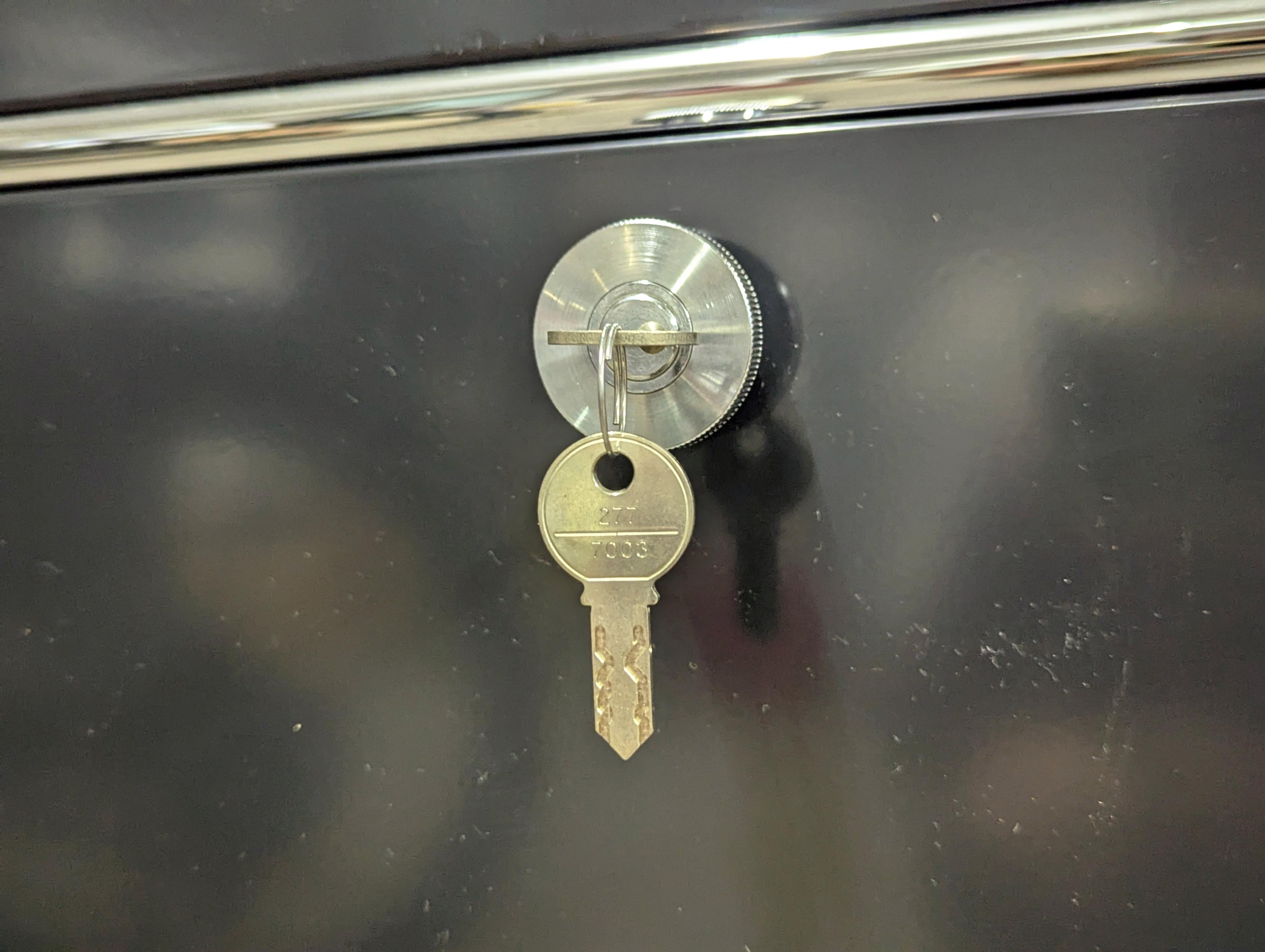 Armario de pared USM vintage de metal negro y cromado de Fritz Haller, años 80 en Bueno estado para la venta en Varese, Lombardia