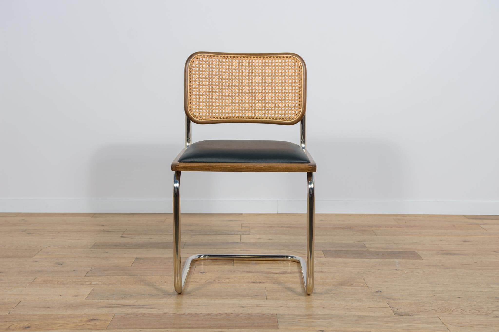 Chaise de type Cesca, inspirée d'un modèle de Marcel Breuer datant de 1928. Produit dans les années 1980. Le cadre chromé est en très bon état d'origine, il a été nettoyé et poli. La menuiserie a été rénovée par des professionnels, le bois de Beeche
