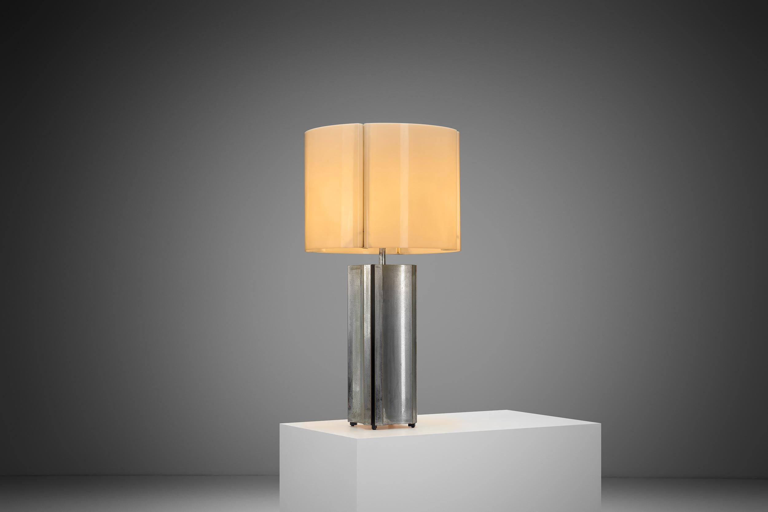 Diese verchromte, geometrische Tischleuchte, die Mitte des 20. Jahrhunderts in Europa hergestellt wurde, ist ein eindrucksvolles Beispiel für ein schlichtes, modernistisches Design, bei dem Form und Material eine kühne, skulpturale Aussage bilden