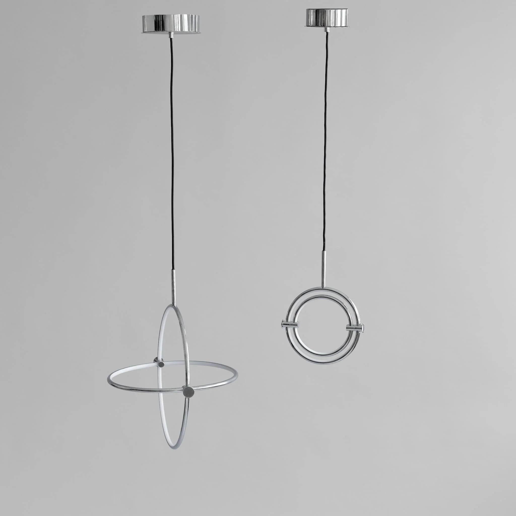 Français Lampe suspendue en métal chromé et acrylique, œuvre d'art contemporaine. en vente