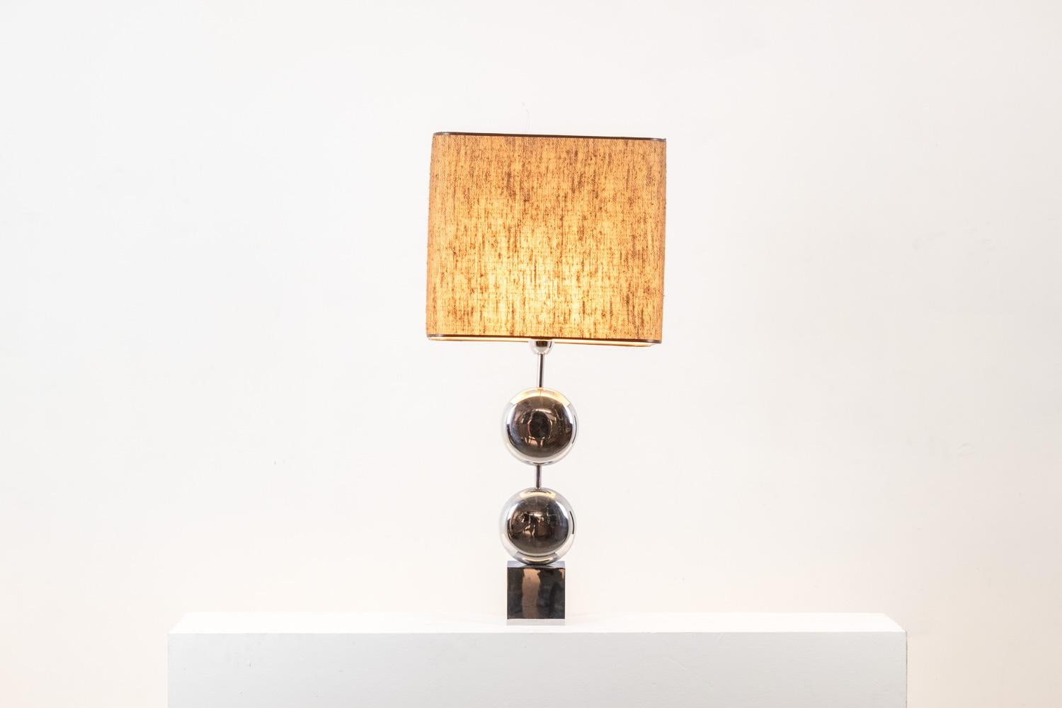 Chalier, signed.

Chrome-plated metal lamp decorated with 2 flattened spheres on a square base.

Signed on the base: Chalier Paris ®.

French work produced in the 1970s.

Dimensions (without shade) : H 50 x W 10 x D 10 cm

Reference : LS6558259