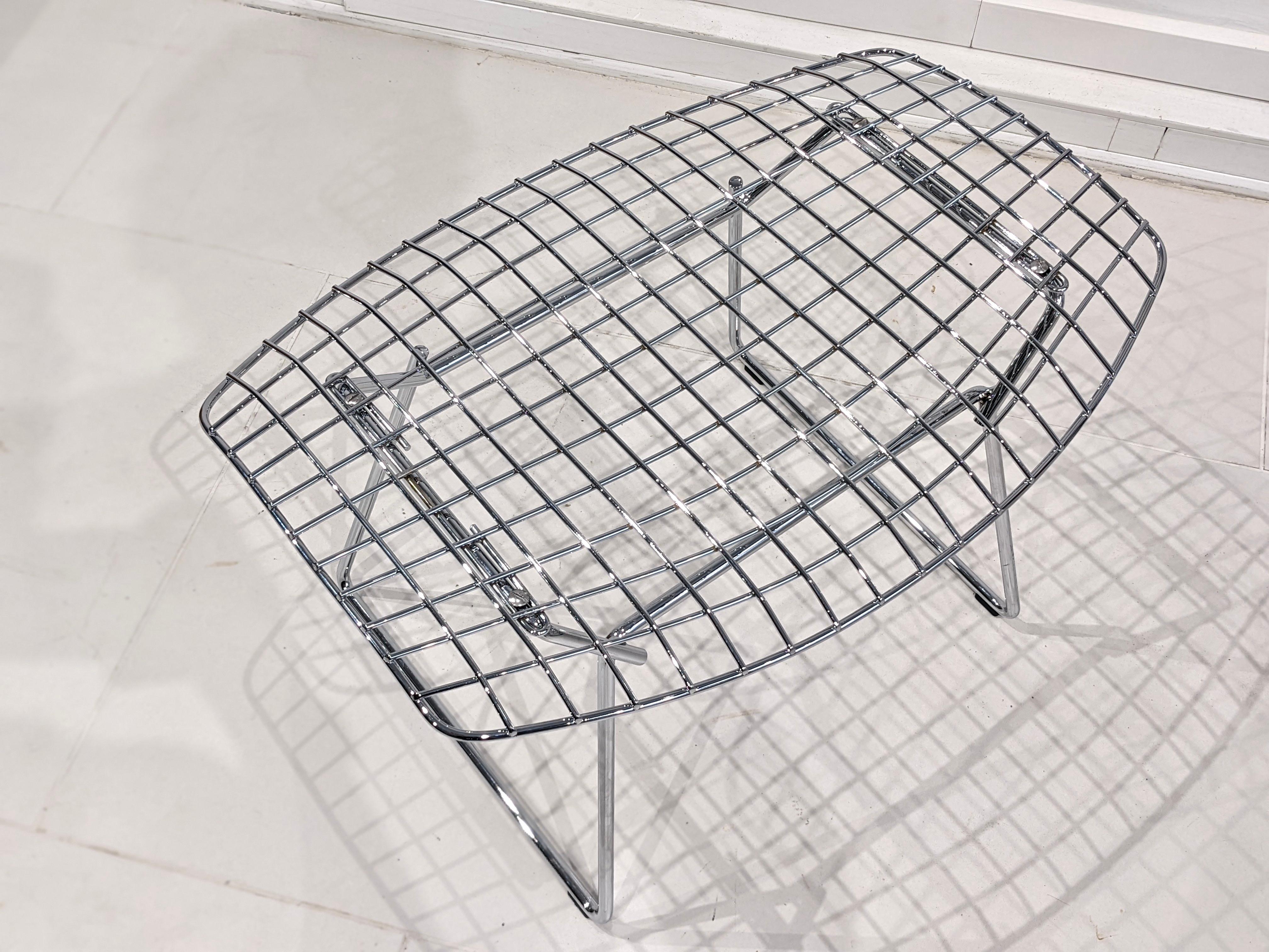 Pouf en métal chromé de Harry Bertoia. 
Édition Knoll International, vers 1955.
Signé Knoll au dos (voir photo). 
Très bon état.
Dimensions : L 59,5 cm x P43 cm x H38 cm.
 