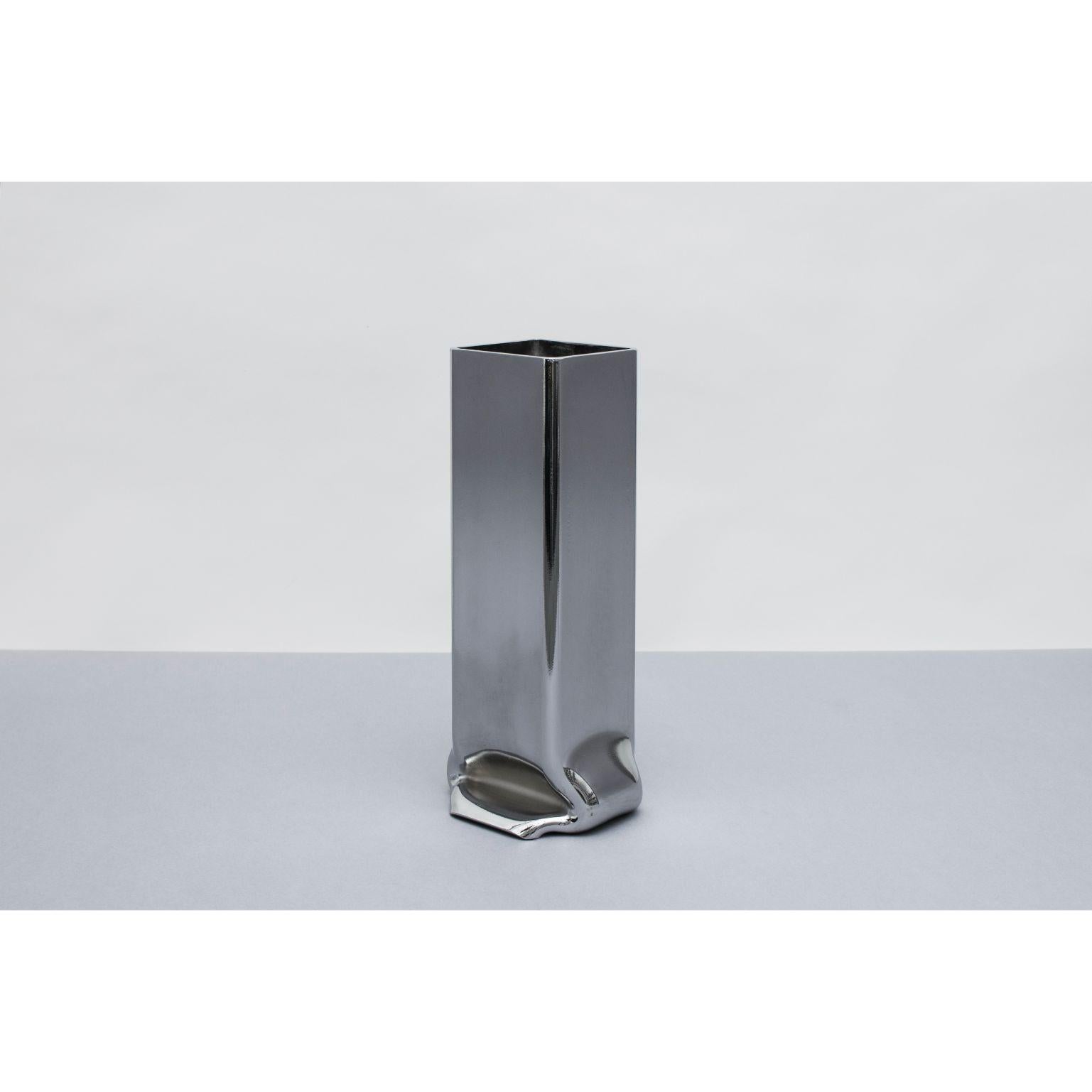 Chrome plated pressure vase XL by Tim Teven
Pressure Series (2018 - Ongoing)
Dimensions: 20 x 10 x 48 cm
Materials: Chrome plated steel or stainless steel

Available in different sizes, colors, and finishes.

Pressure Vases, 2018 - ongoing