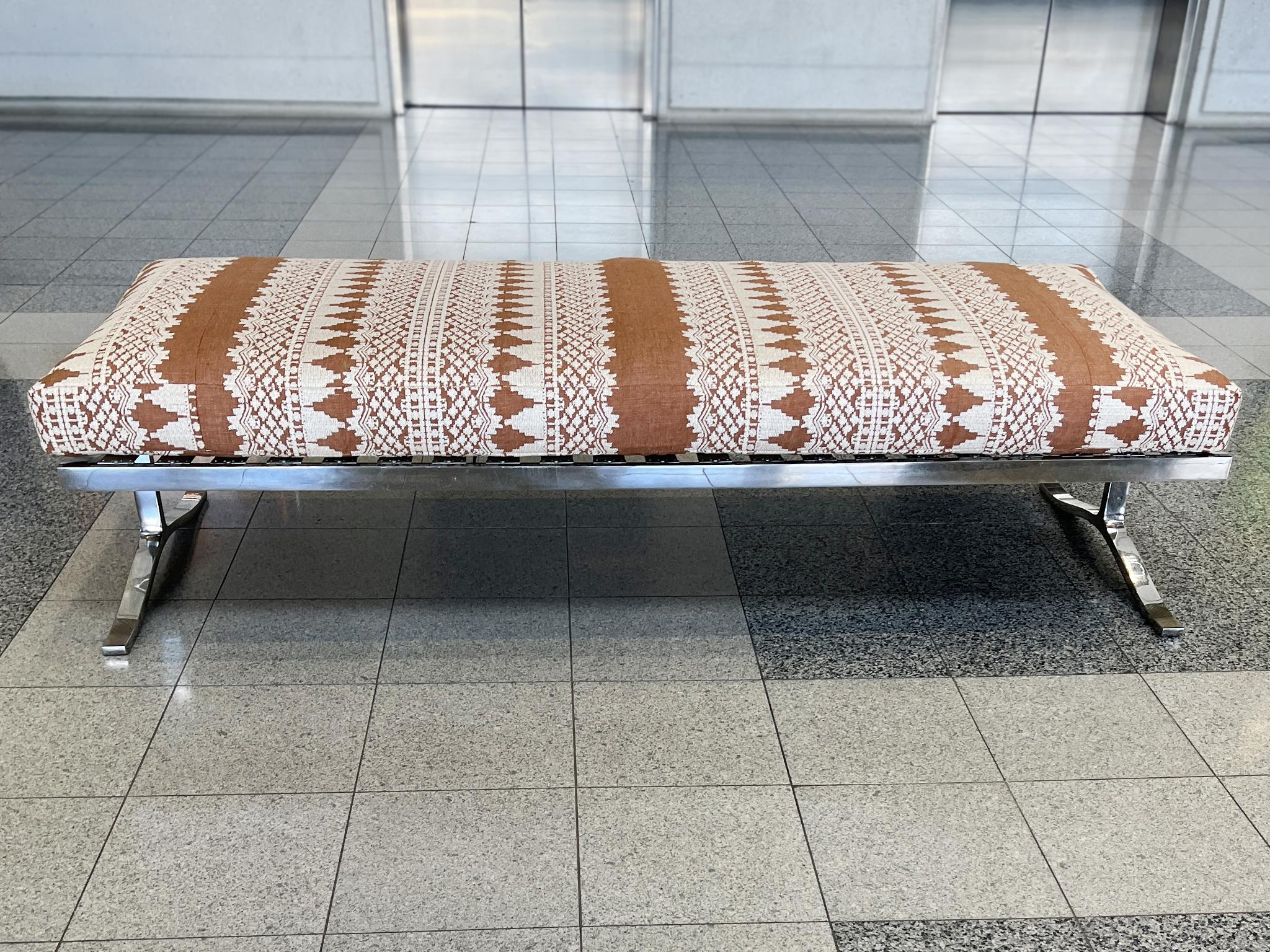 Fabriqué à l'origine dans les années 1960, ce banc 