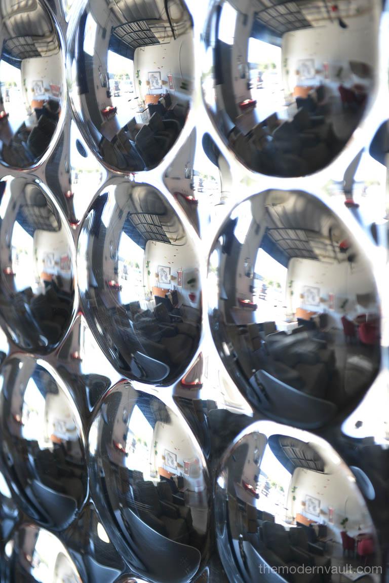 Fin du 20e siècle Miroir à bulles en plexiglas chromé:: circa 1970