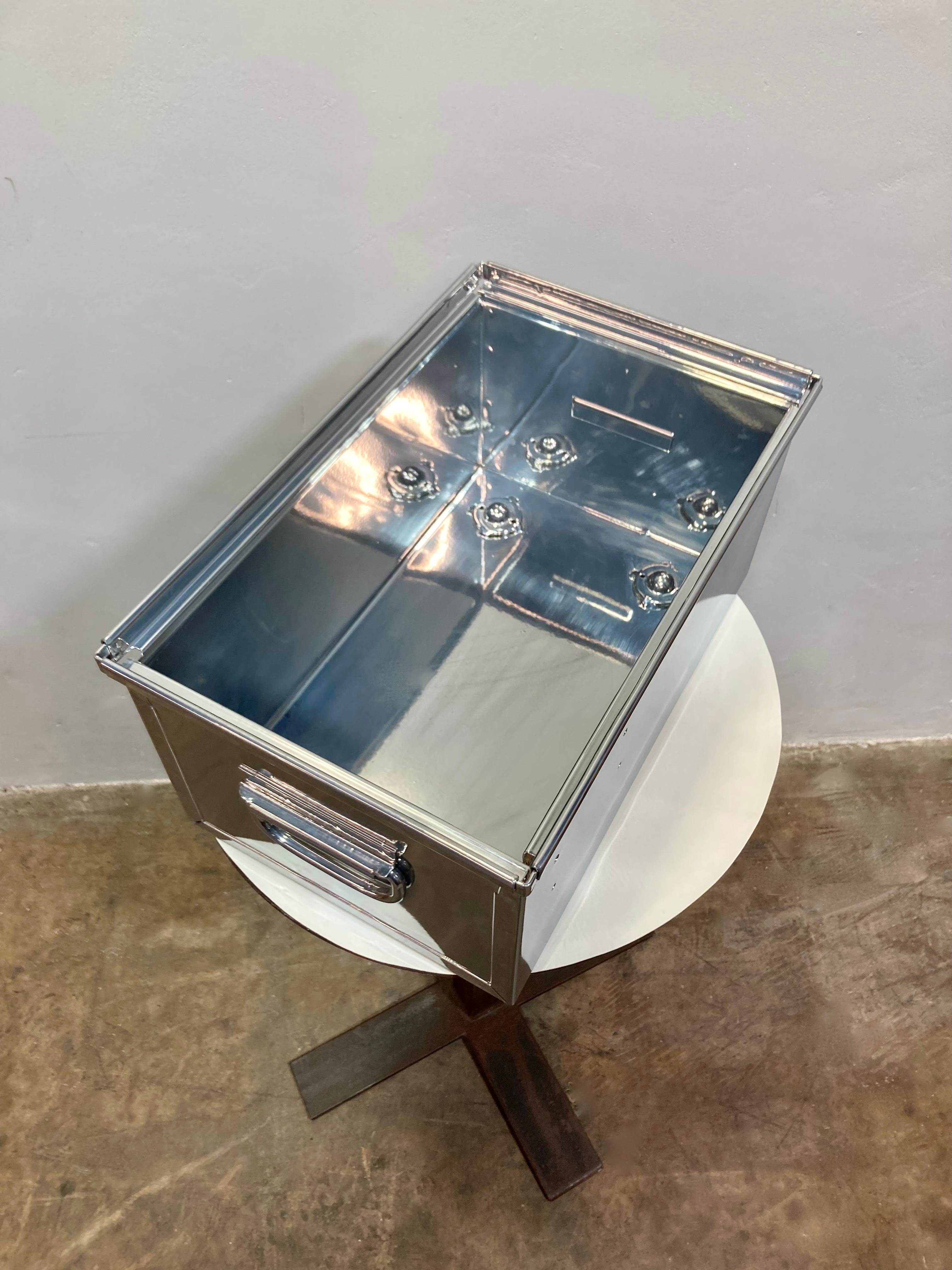 Riabilitazione di un bidone industriale vintage personalizzato degli anni '40. Questo classico organizer in acciaio per impieghi gravosi manterrà il tuo ufficio o il tuo spazio abitativo in perfetta forma Appena verniciato a polvere in cromo.