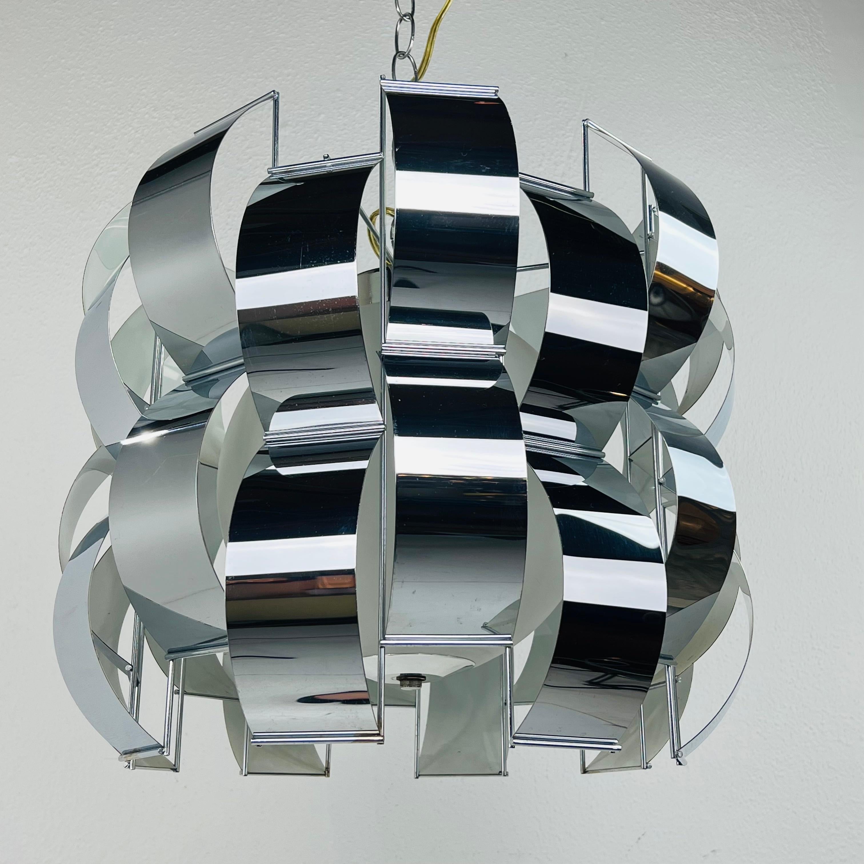 Chrome Ribbon Chandelier by Lightolier In Good Condition For Sale In Dallas, TX