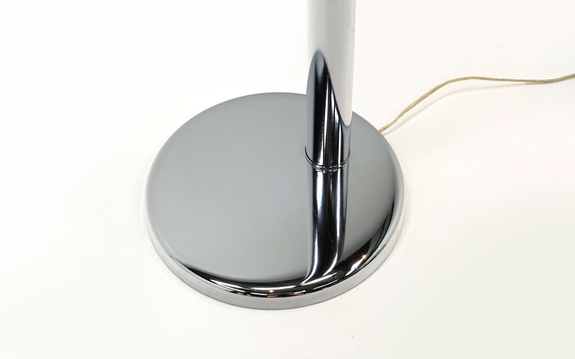 Stehlampe mit verchromtem rechteckigem Winkel von Robert Sonneman (Chrom) im Angebot