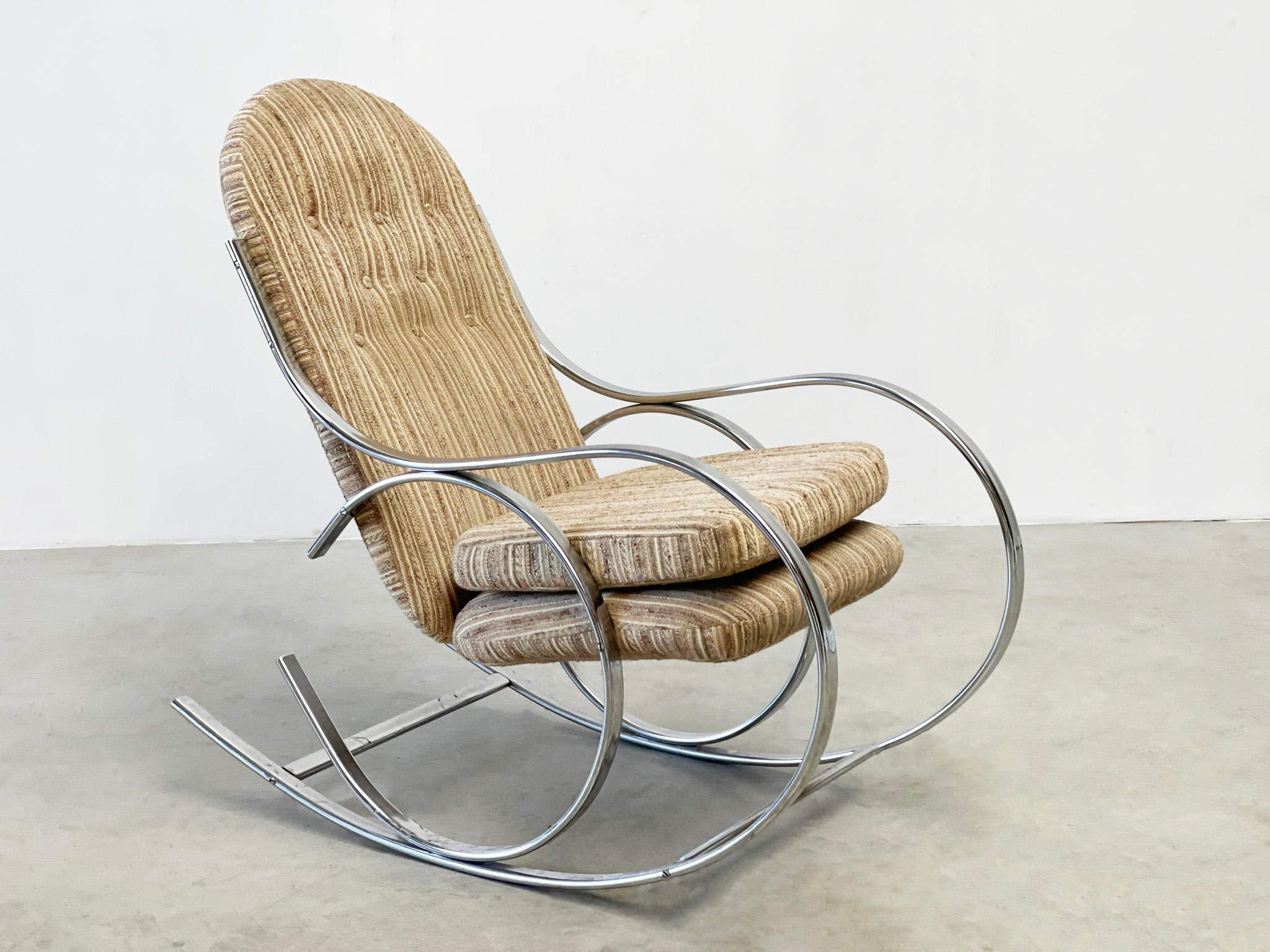 Una bellissima sedia a dondolo elegante. Questa sedia è stata realizzata probabilmente negli anni '70 nei Paesi Bassi. Non sappiamo chi sia il produttore, ma è molto ben fatto. La sedia a dondolo ha una struttura molto leggera ma robusta, che rende