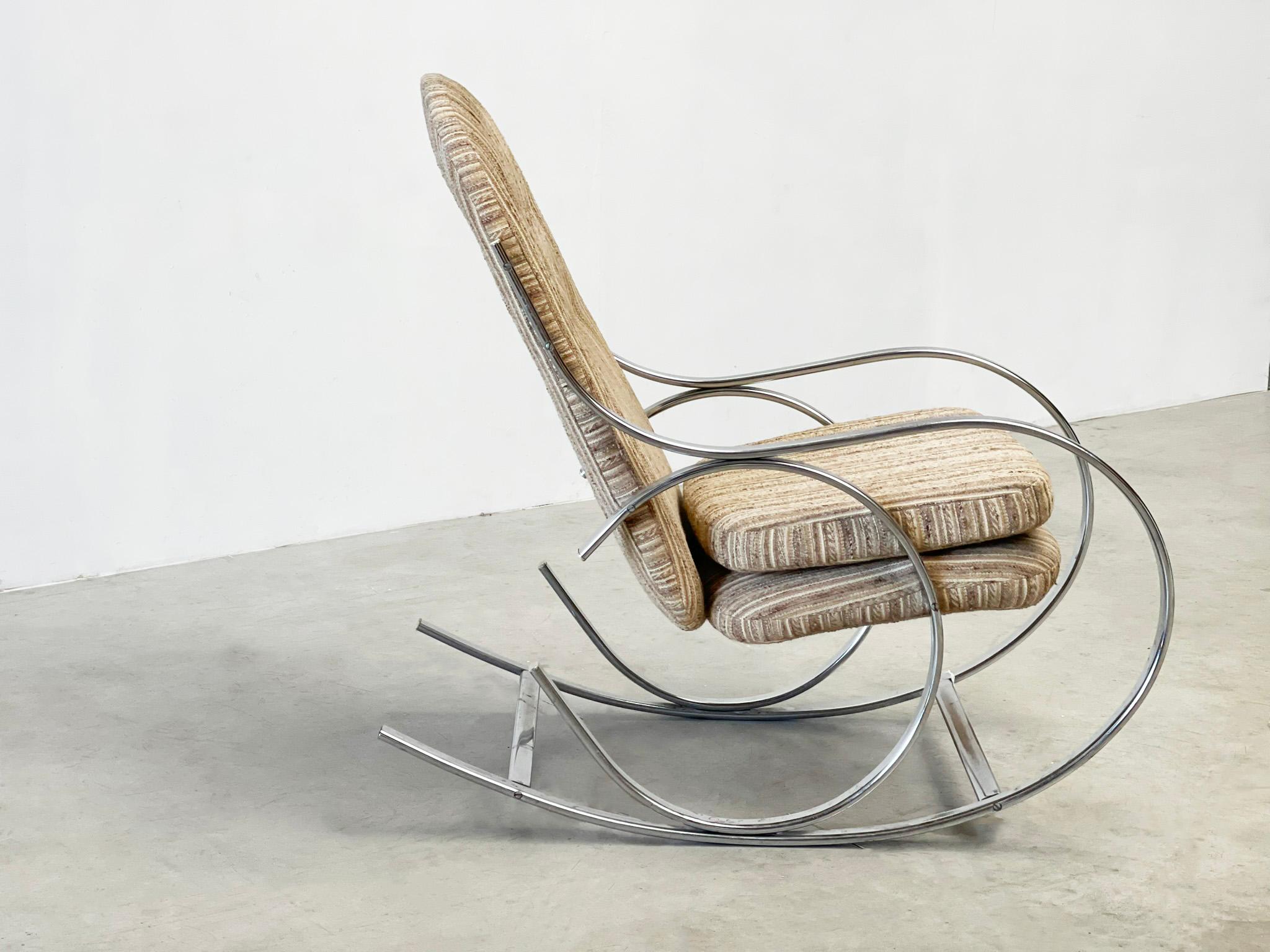 Chrome rocking chair with the original fabric In Good Condition For Sale In Nijlen, VAN