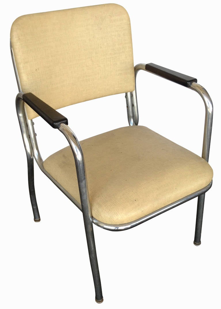 Made by royal metal manufacturing, this elegant modernist tubular armchair set features two heavily made chromed round tubular frames with original cream coverings.

The arms of the chair feature graceful streamline modern shapes connected to four