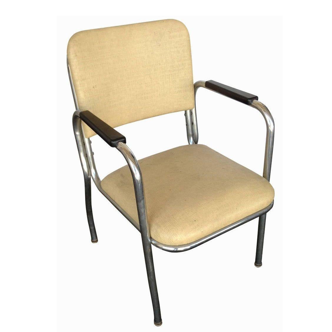 Made by royal metal manufacturing, this elegant modernist tubular armchair set features two heavily made chromed round tubular frames with original cream coverings.

The arms of the chair feature graceful streamline modern shapes connected to four