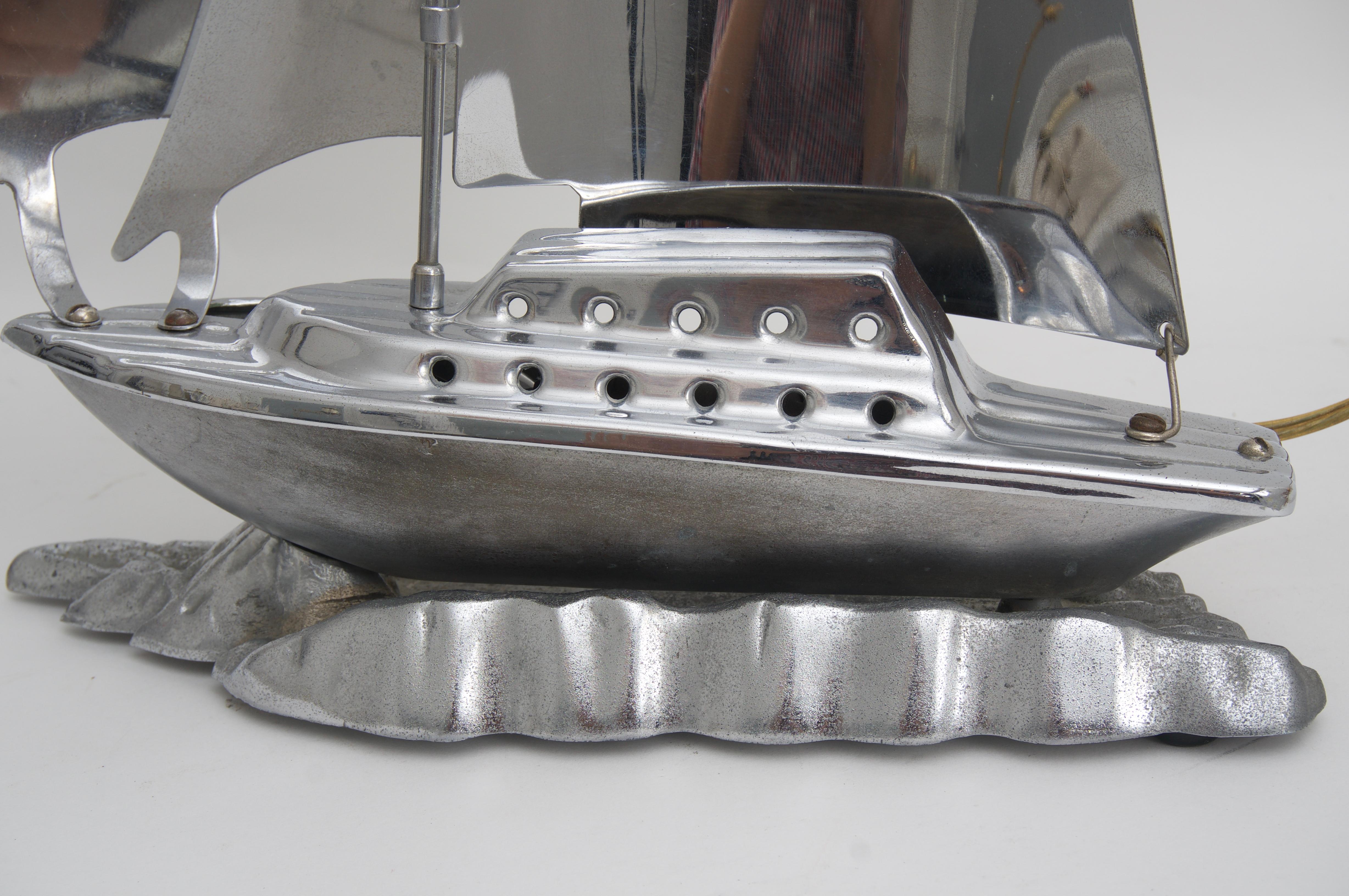 Cette élégante lampe de table Art déco américaine sera la pièce parfaite pour votre maison de lac:: votre chalet ou votre retraite en bord de mer. 

Note : Nécessite une ampoule de type Edison.