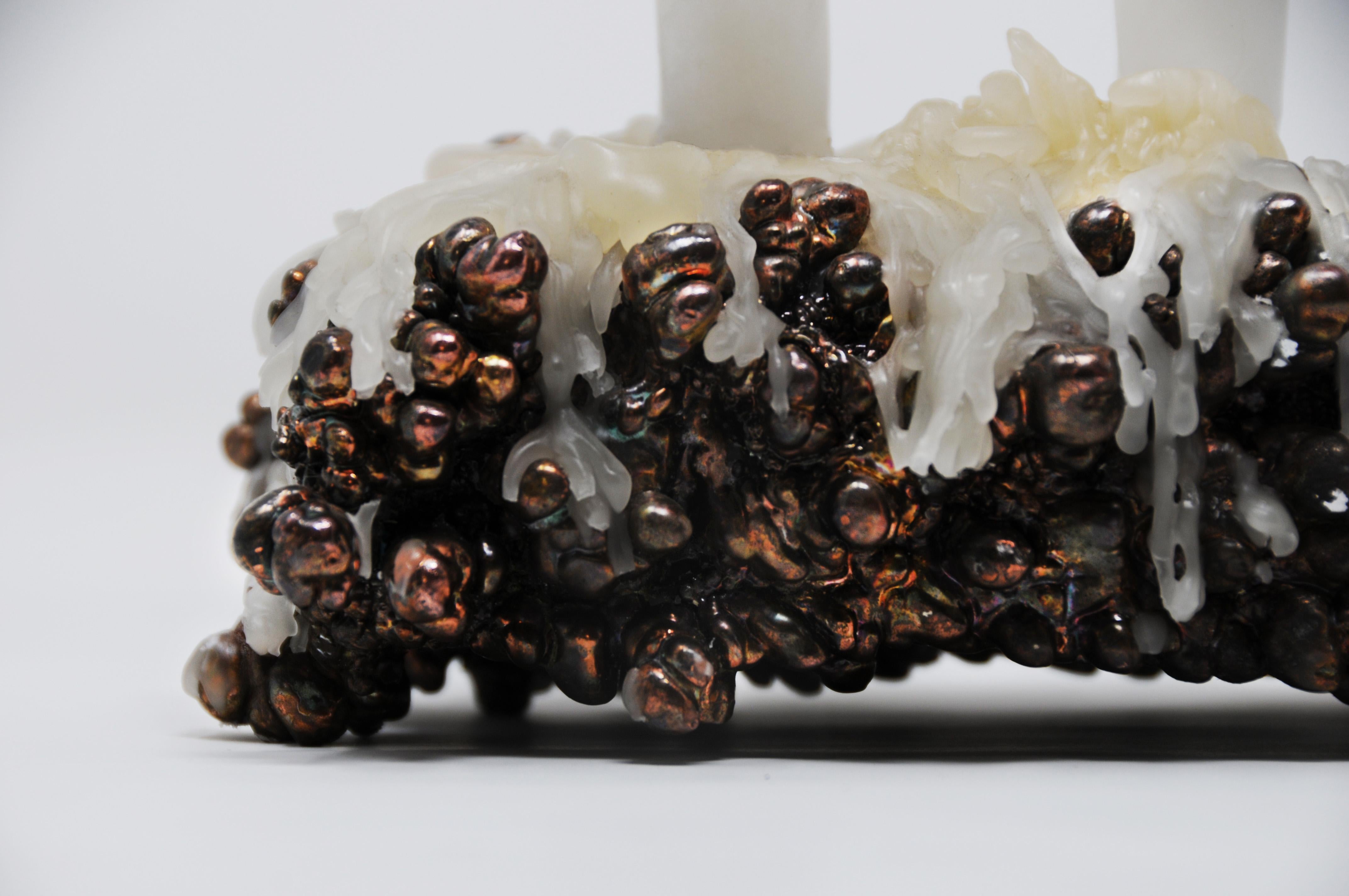 Chrome Candle Holder est le premier d'une série de pièces qui intègrent l'utilisation de tiges de galvanoplastie recyclées. Ces tiges, régulièrement utilisées pour immerger des pièces métalliques dans des bains de chrome, accumulent au fil des ans