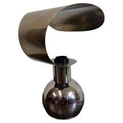 Skulpturale Tischlampe aus Chrom