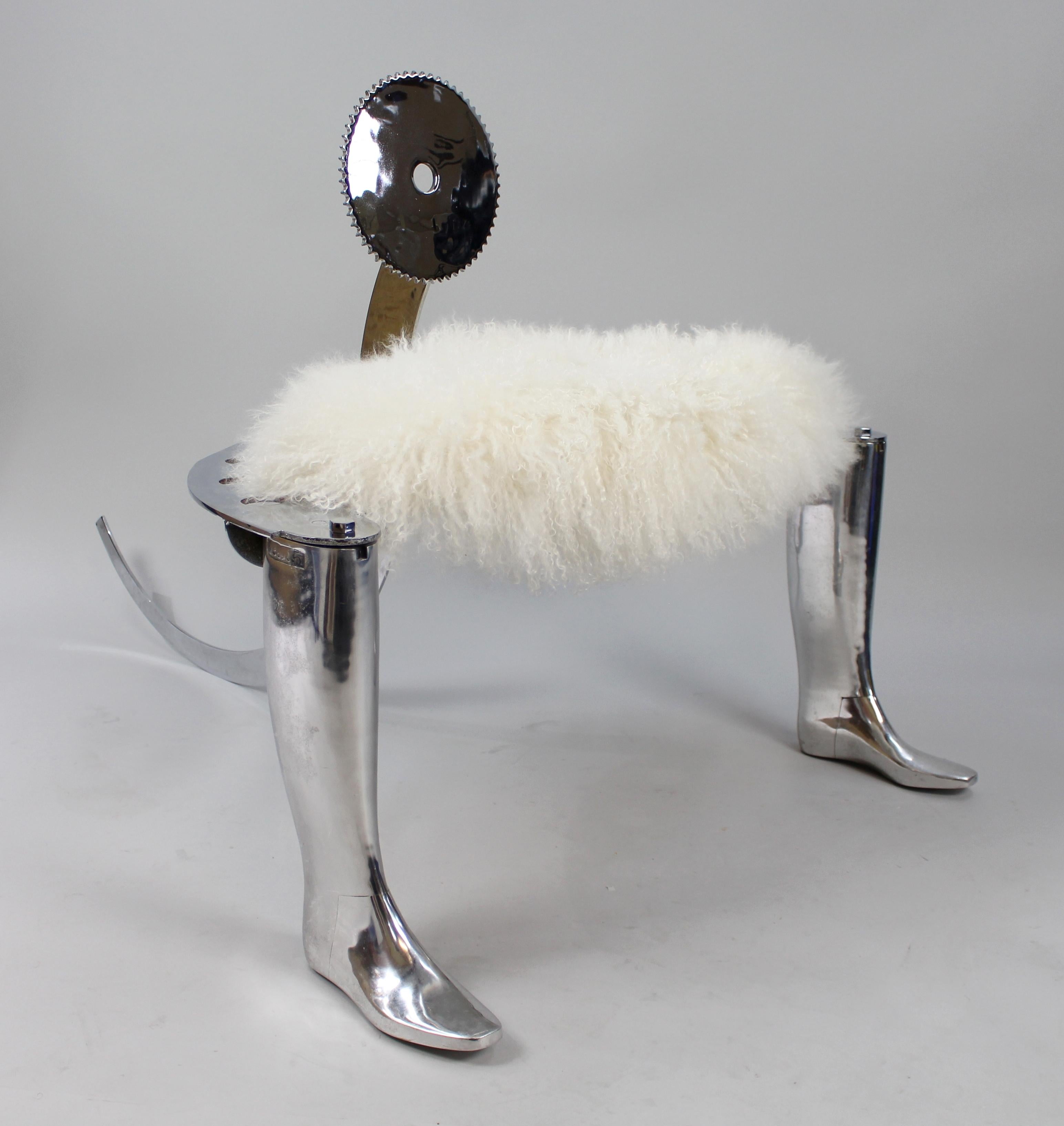 Sedia da calzolaio cromata con seduta in lana di Mongolia
Regno Unito, fine del XX secolo

Una sedia di design fantasiosa e scultorea, creata alla fine del XX secolo con componenti di macchinari per calzoleria vittoriani riutilizzati. La struttura