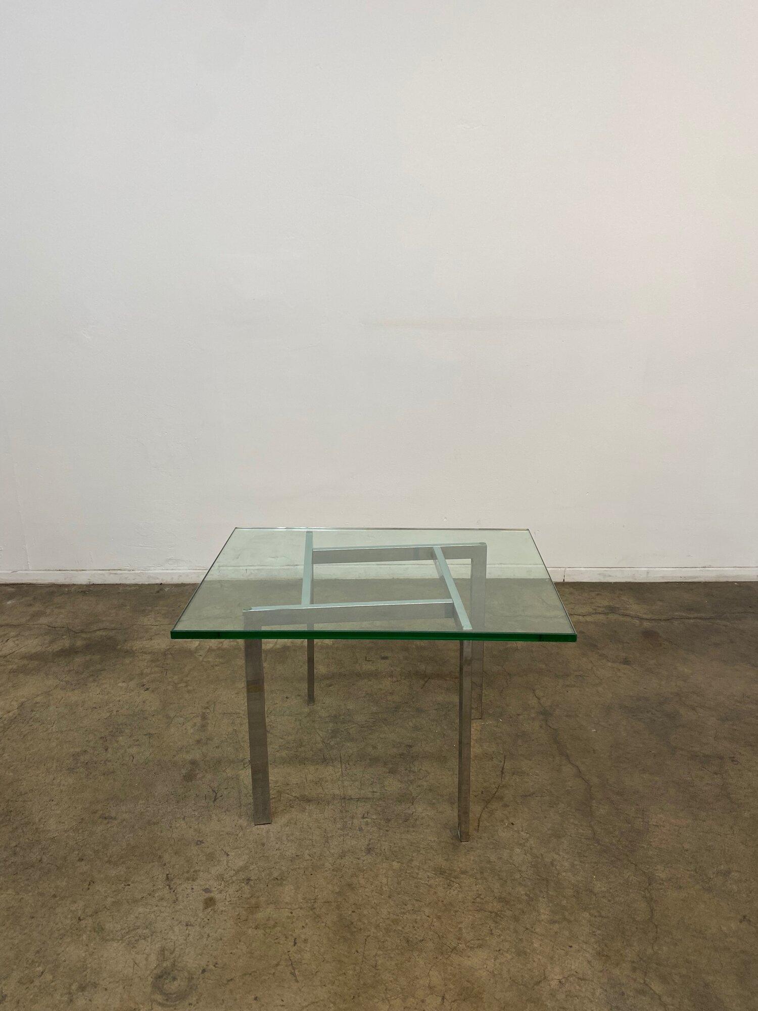 W32 D24 H21

Table d'appoint moderne en chrome avec plateau rectangulaire en verre. 